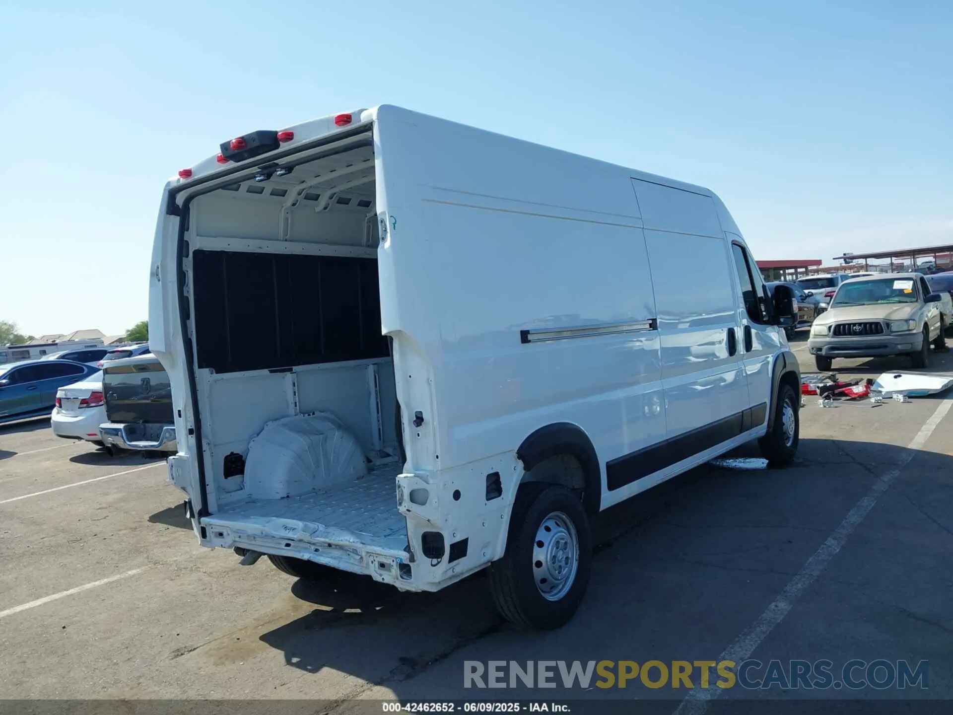 4 Photograph of a damaged car 3C6MRVHG6PE509153 RAM PROMASTER 3500 2023