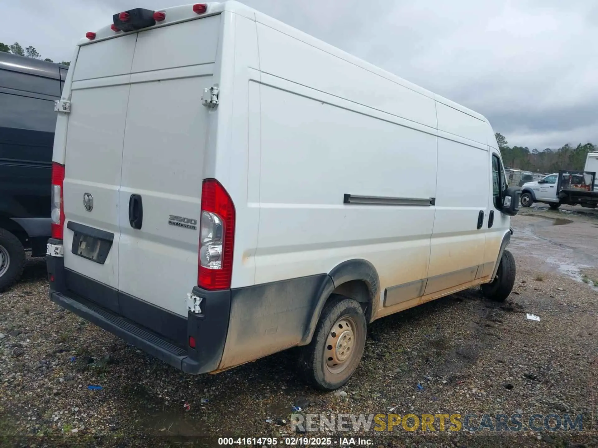 4 Photograph of a damaged car 3C6MRVJG9PE521128 RAM PROMASTER 3500 2023