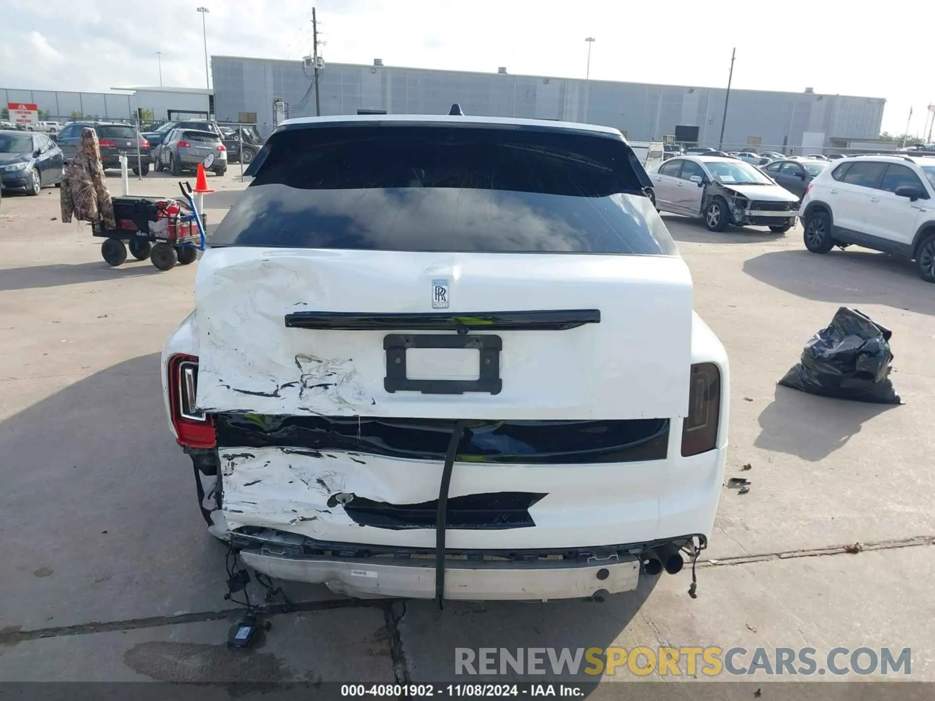 17 Photograph of a damaged car SLATV4C05LU200555 ROLLS-ROYCE CULLINAN 2020