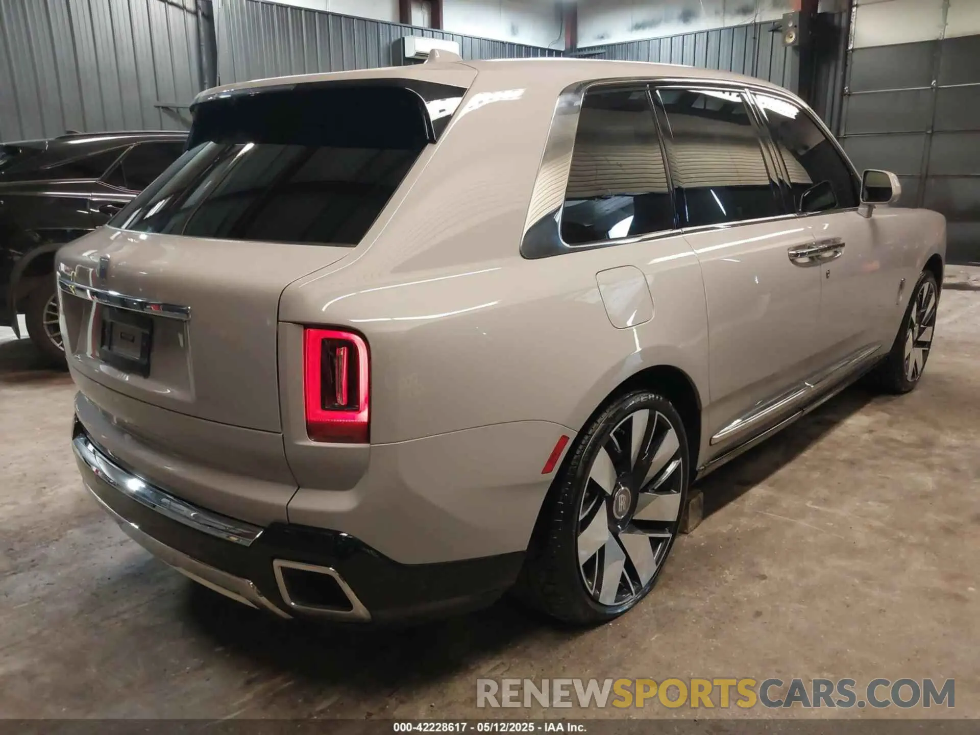 4 Photograph of a damaged car SLA13HA02SU227945 ROLLS-ROYCE CULLINAN 2025