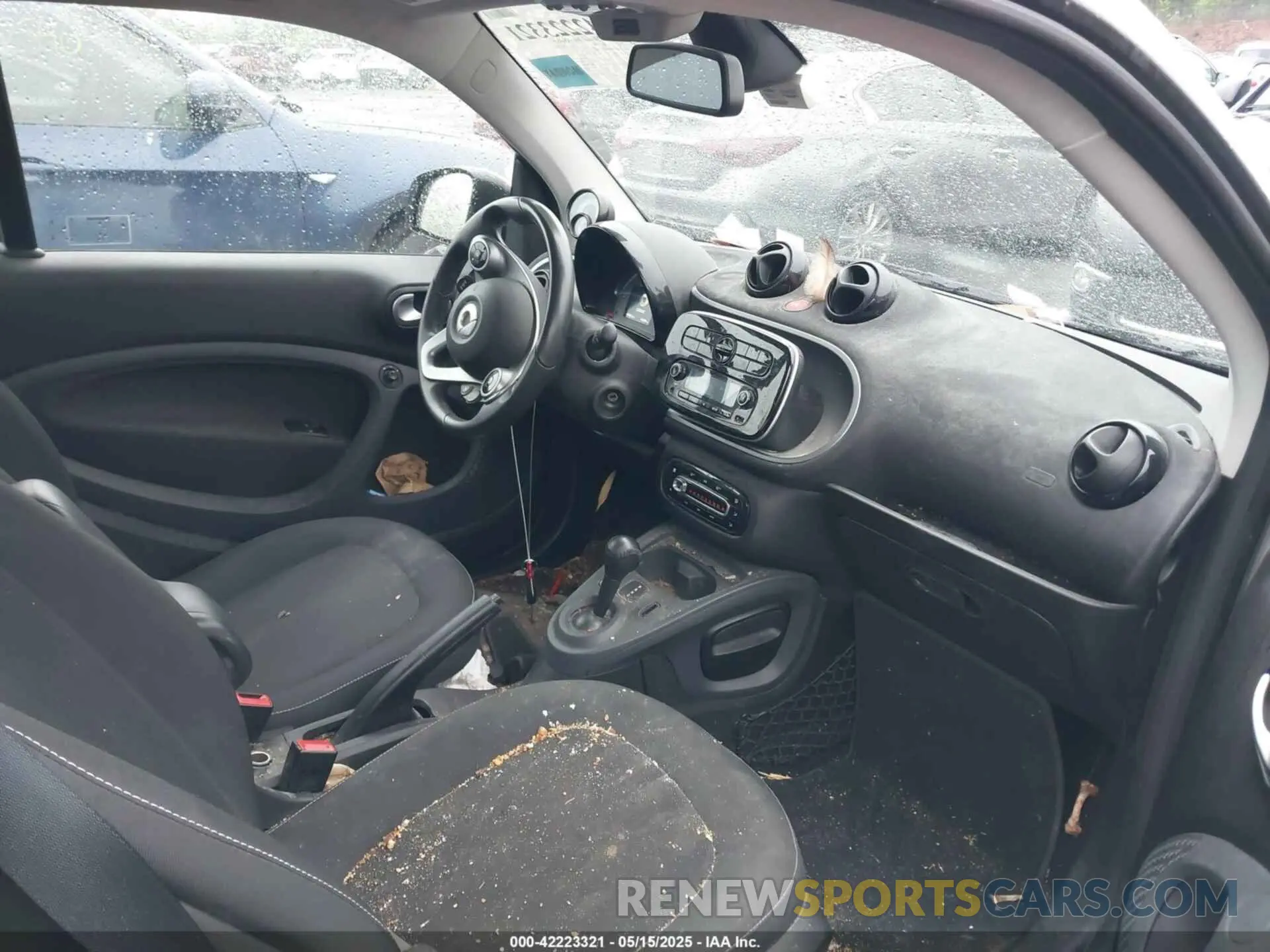 5 Photograph of a damaged car WMEFJ9BA1KK375602 SMART EQ FORTWO 2019