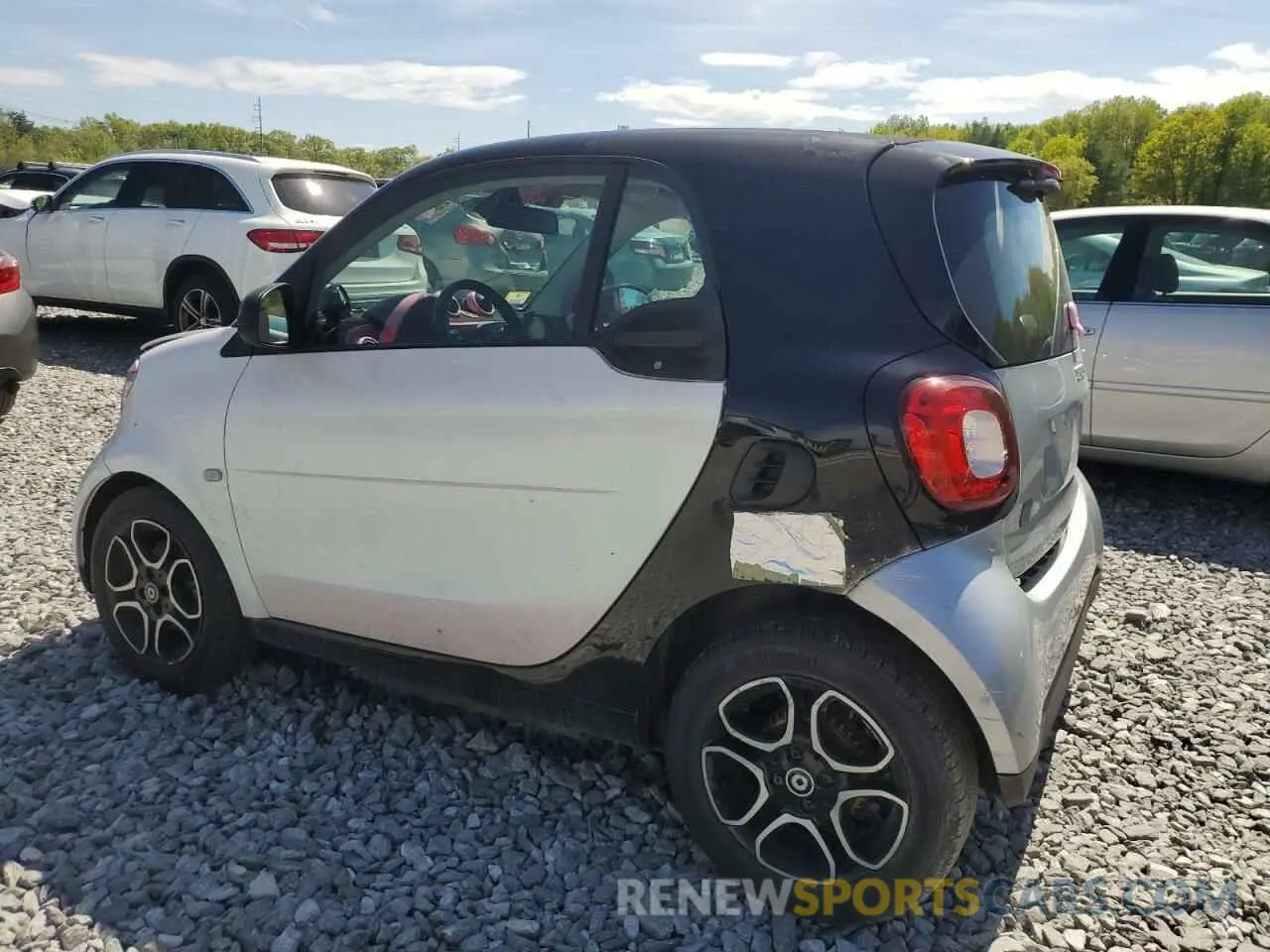 2 Photograph of a damaged car WMEFJ9BAXKK359995 SMART FORTWO 2019