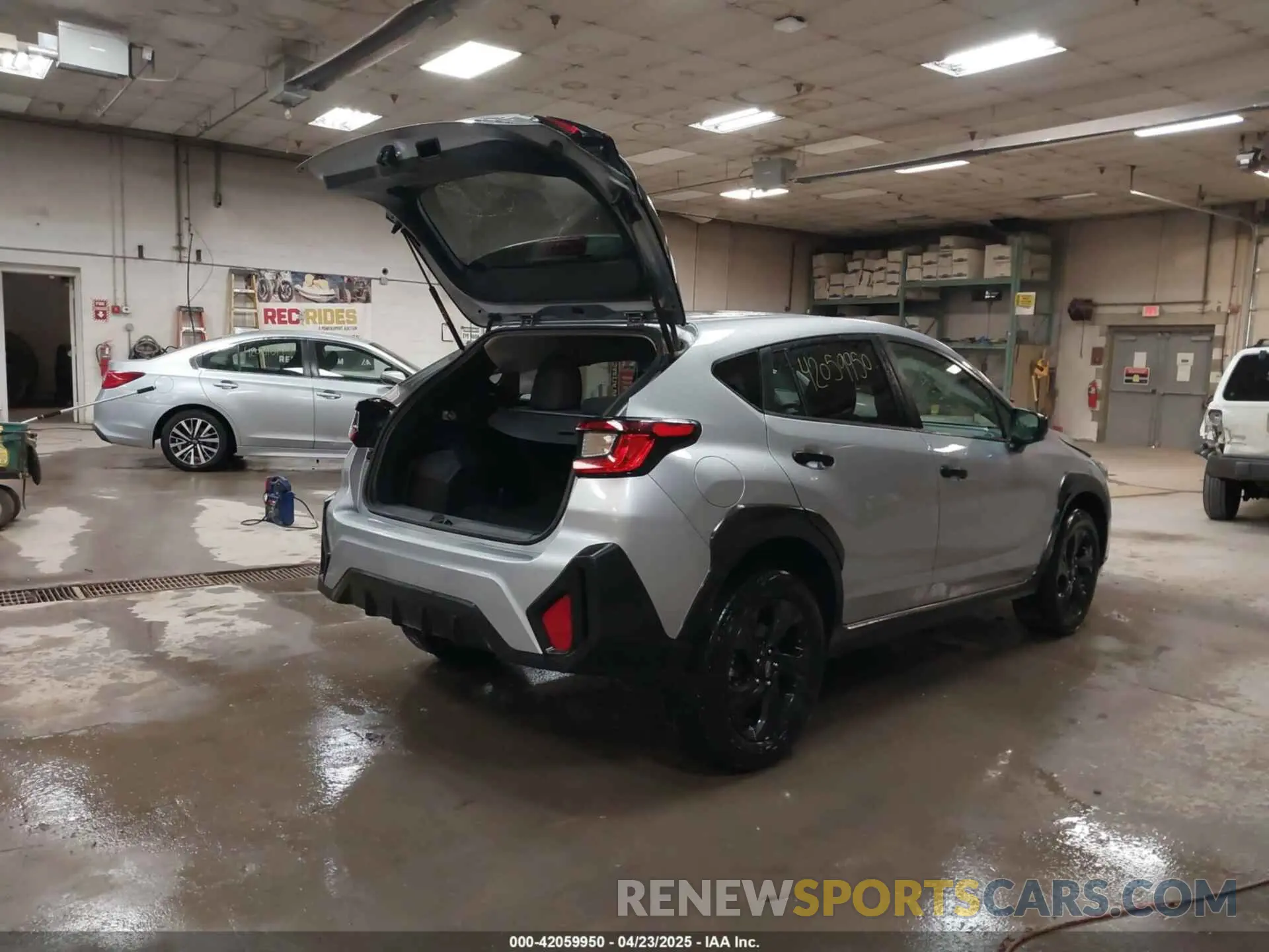 4 Фотография поврежденного автомобиля JF2GUABC4R8344057 SUBARU CROSSTREK 2024