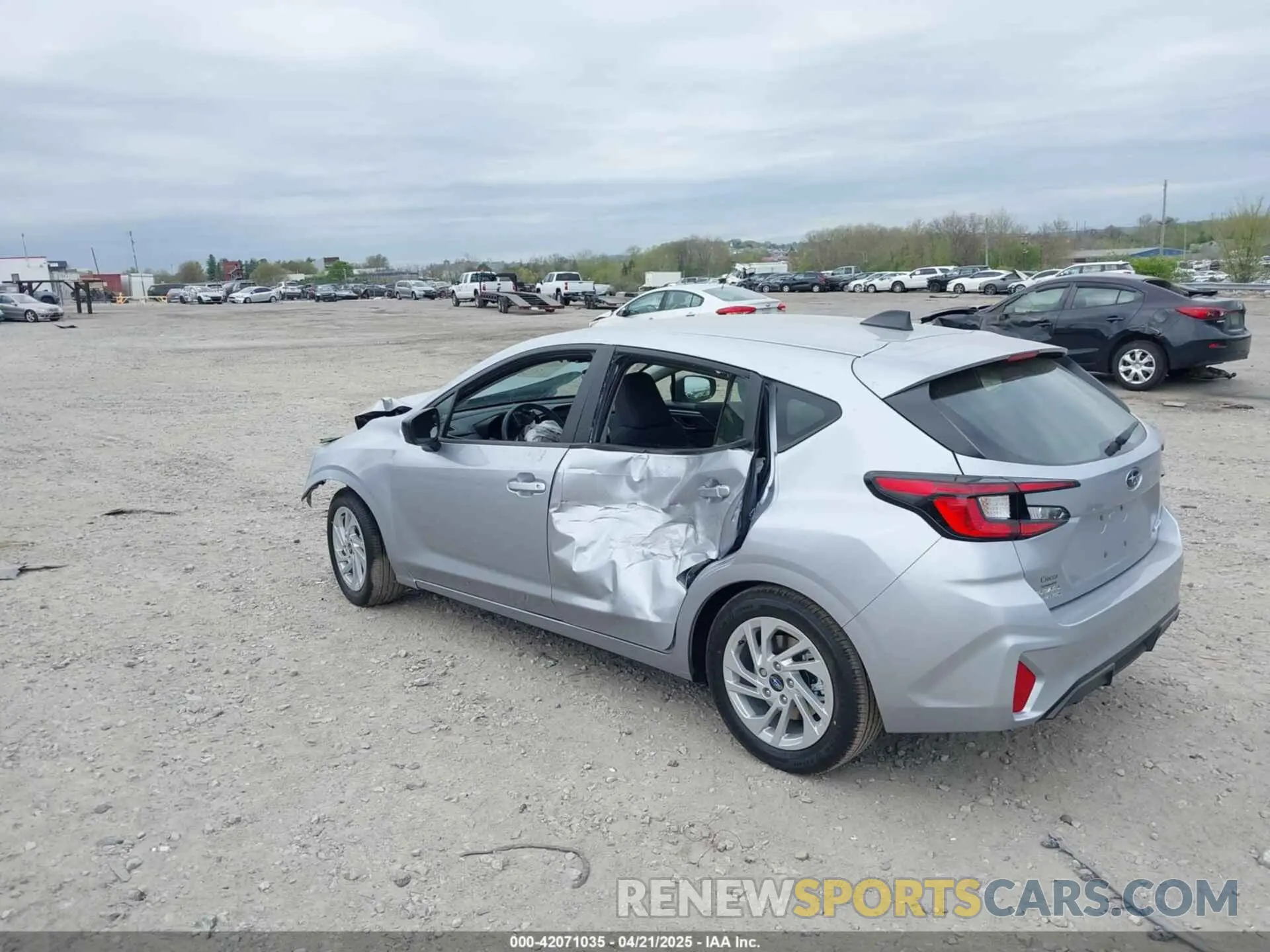 3 Фотография поврежденного автомобиля JF1GUABC7S8235845 SUBARU IMPREZA 2025