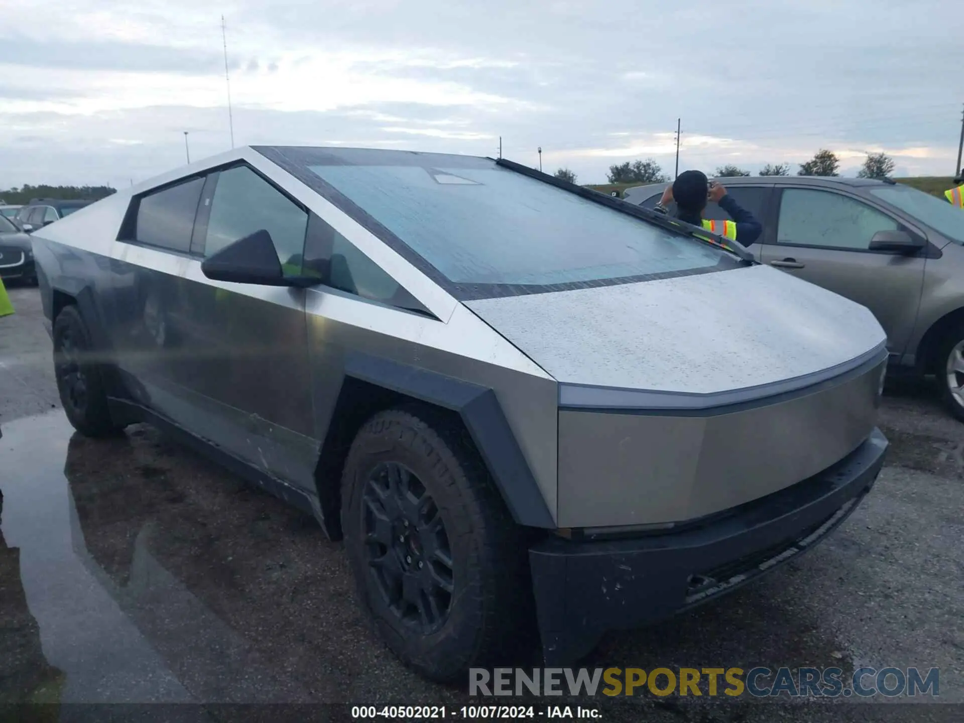 1 Photograph of a damaged car 7G2CEHED2RA006142 TESLA CYBERTRUCK 2024