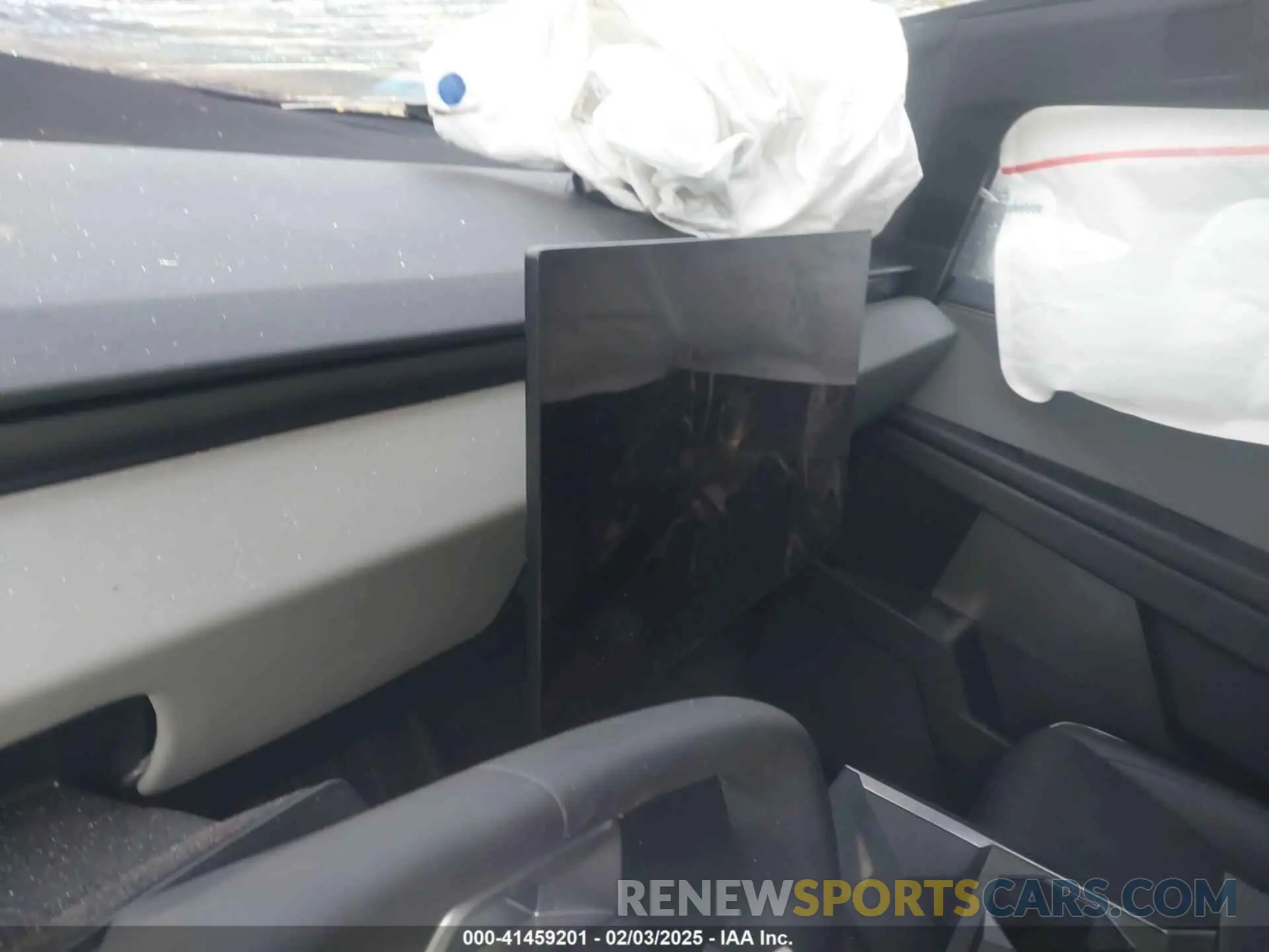 14 Photograph of a damaged car 7G2CEHED4RA040048 TESLA CYBERTRUCK 2024