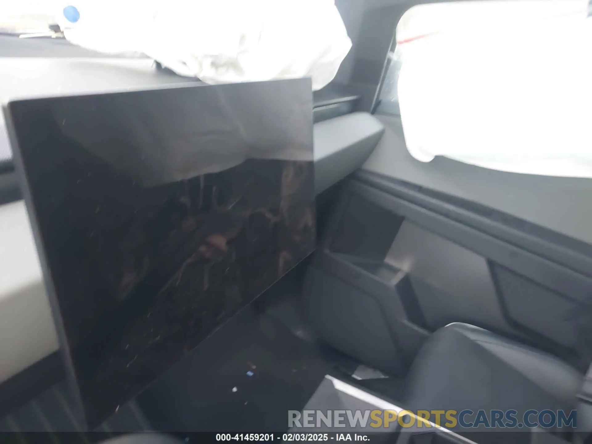 16 Photograph of a damaged car 7G2CEHED4RA040048 TESLA CYBERTRUCK 2024