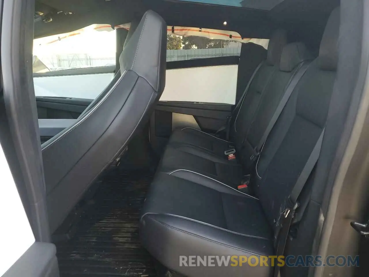 10 Photograph of a damaged car 7G2CEHED6RA003275 TESLA CYBERTRUCK 2024