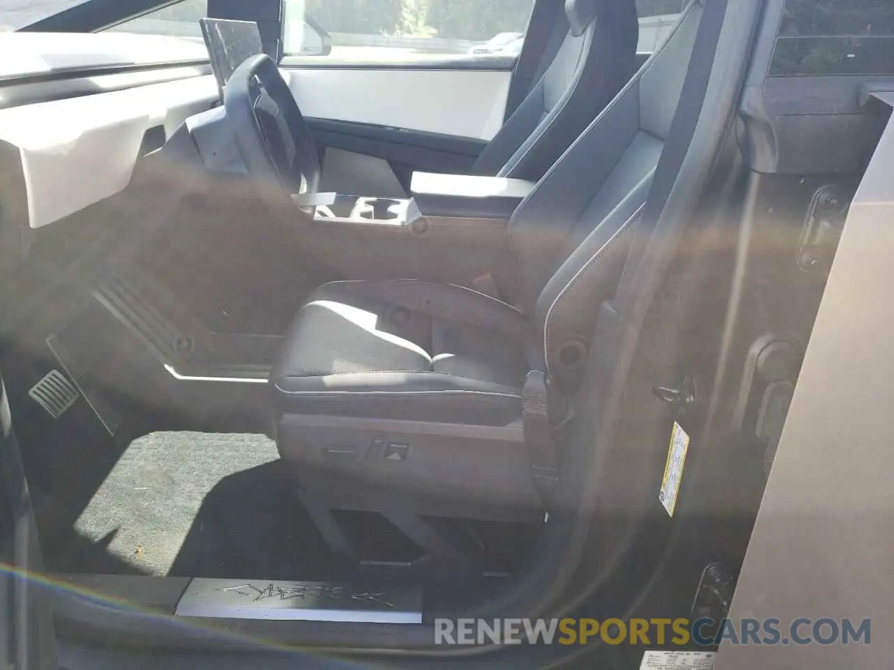 7 Photograph of a damaged car 7G2CEHED8RA006307 TESLA CYBERTRUCK 2024