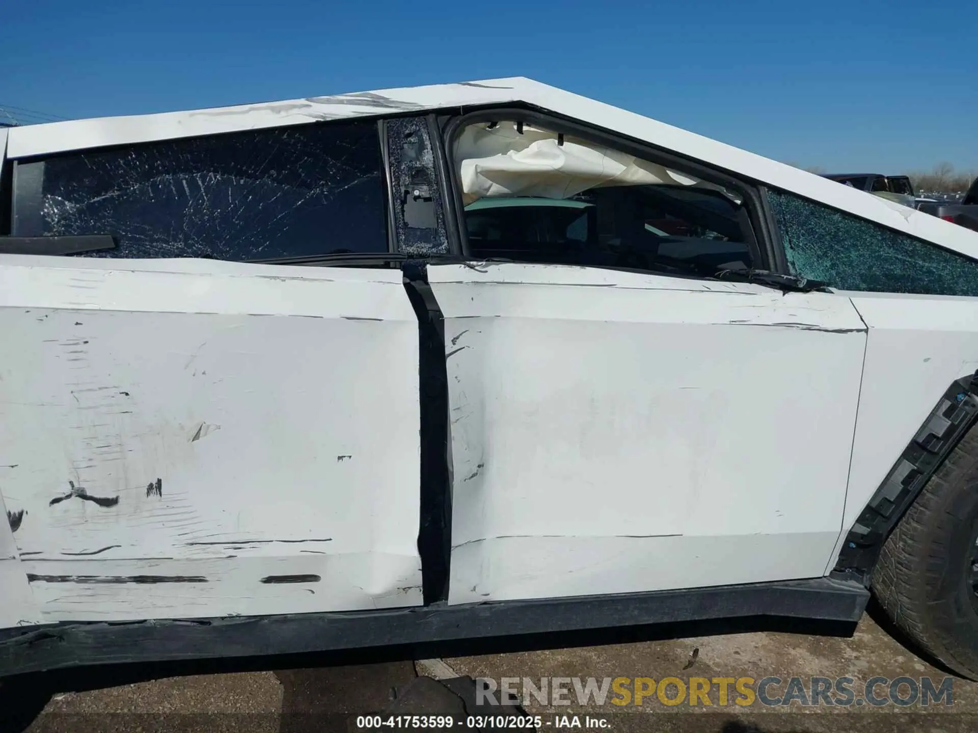 18 Photograph of a damaged car 7G2CEHEE3RA040518 TESLA CYBERTRUCK 2024