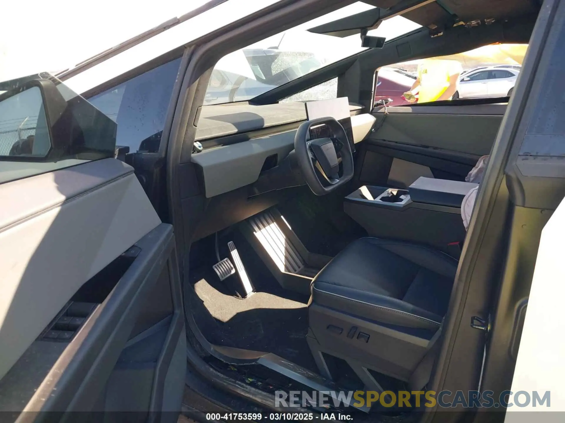 5 Photograph of a damaged car 7G2CEHEE3RA040518 TESLA CYBERTRUCK 2024
