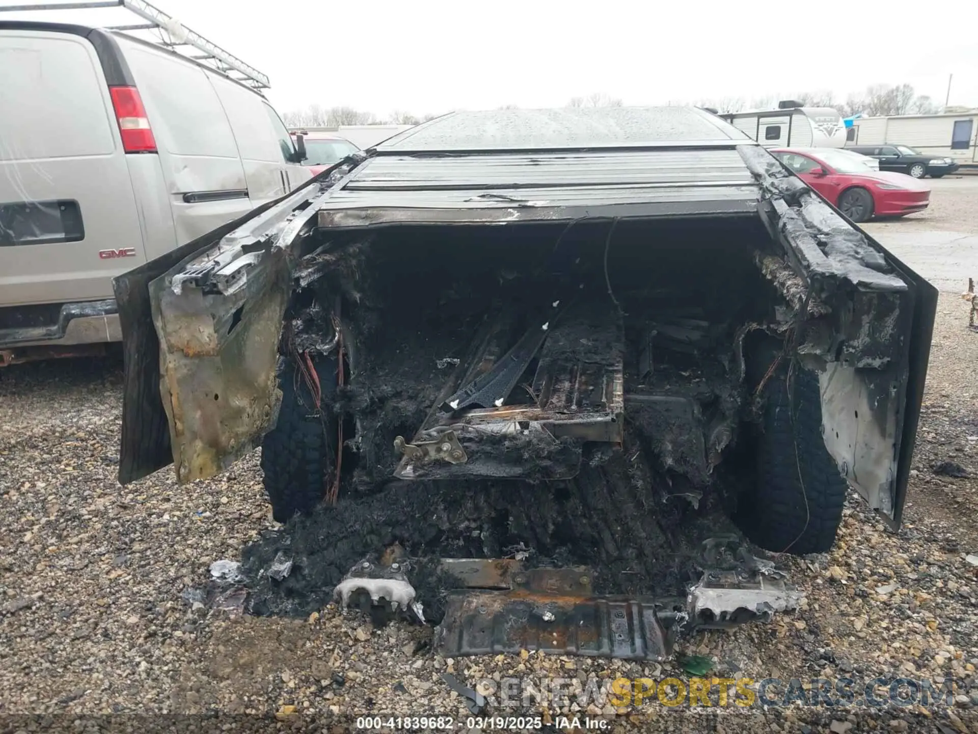6 Photograph of a damaged car 7G2CEHEE4RA054072 TESLA CYBERTRUCK 2024