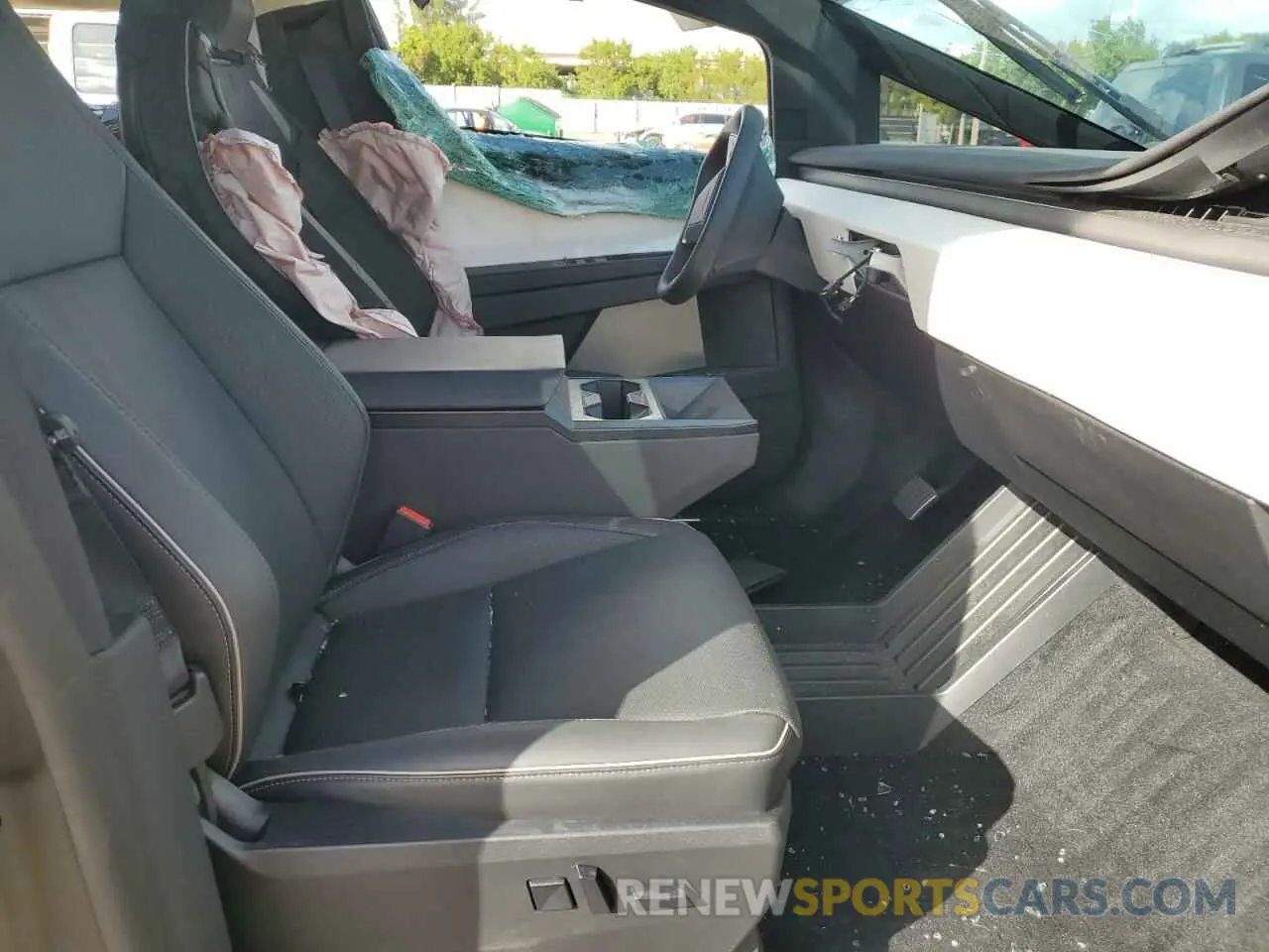 7 Photograph of a damaged car 7G2CEHEE5RA000103 TESLA CYBERTRUCK 2024