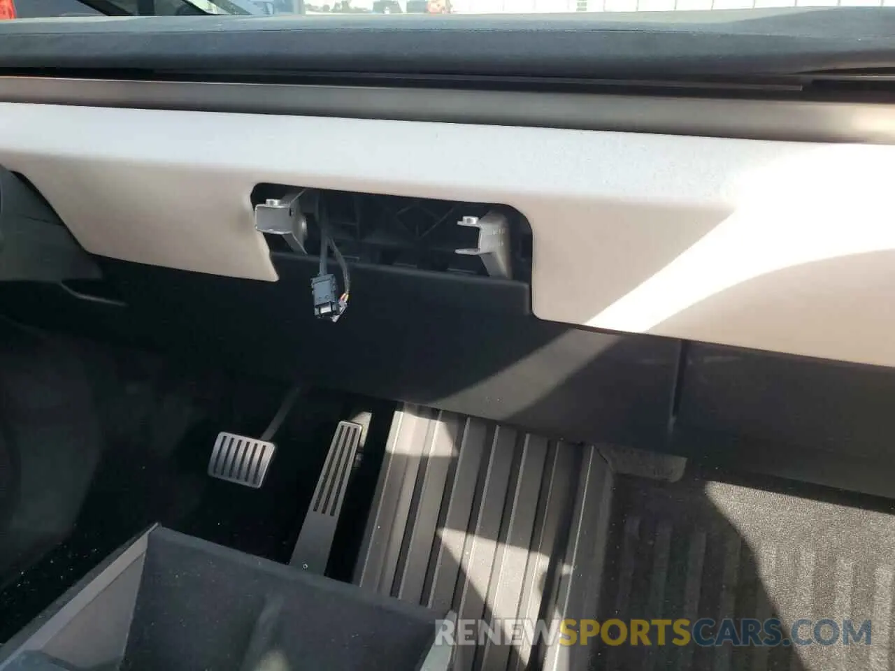 9 Photograph of a damaged car 7G2CEHEE5RA000103 TESLA CYBERTRUCK 2024