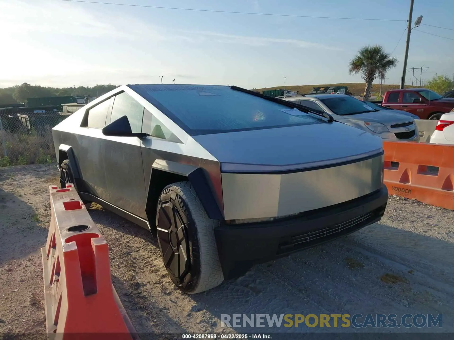 1 Photograph of a damaged car 7G2CEHEE5RA048670 TESLA CYBERTRUCK 2024