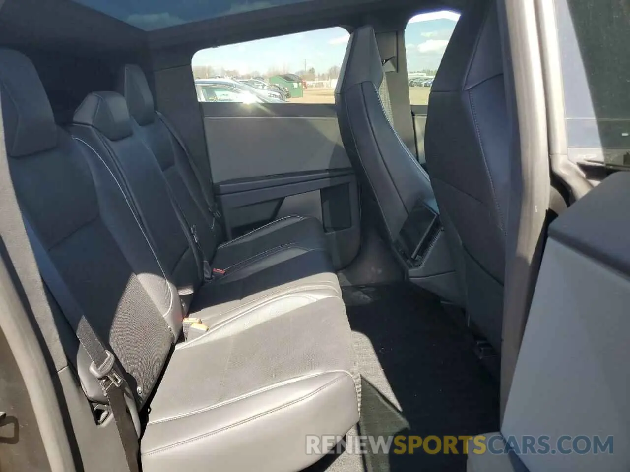 10 Photograph of a damaged car 7G2CEHEE7RA020272 TESLA CYBERTRUCK 2024