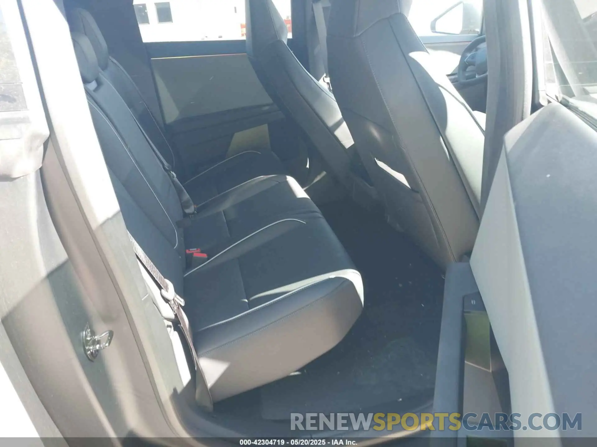 8 Photograph of a damaged car 7G2CEHED6SA066009 TESLA CYBERTRUCK 2025