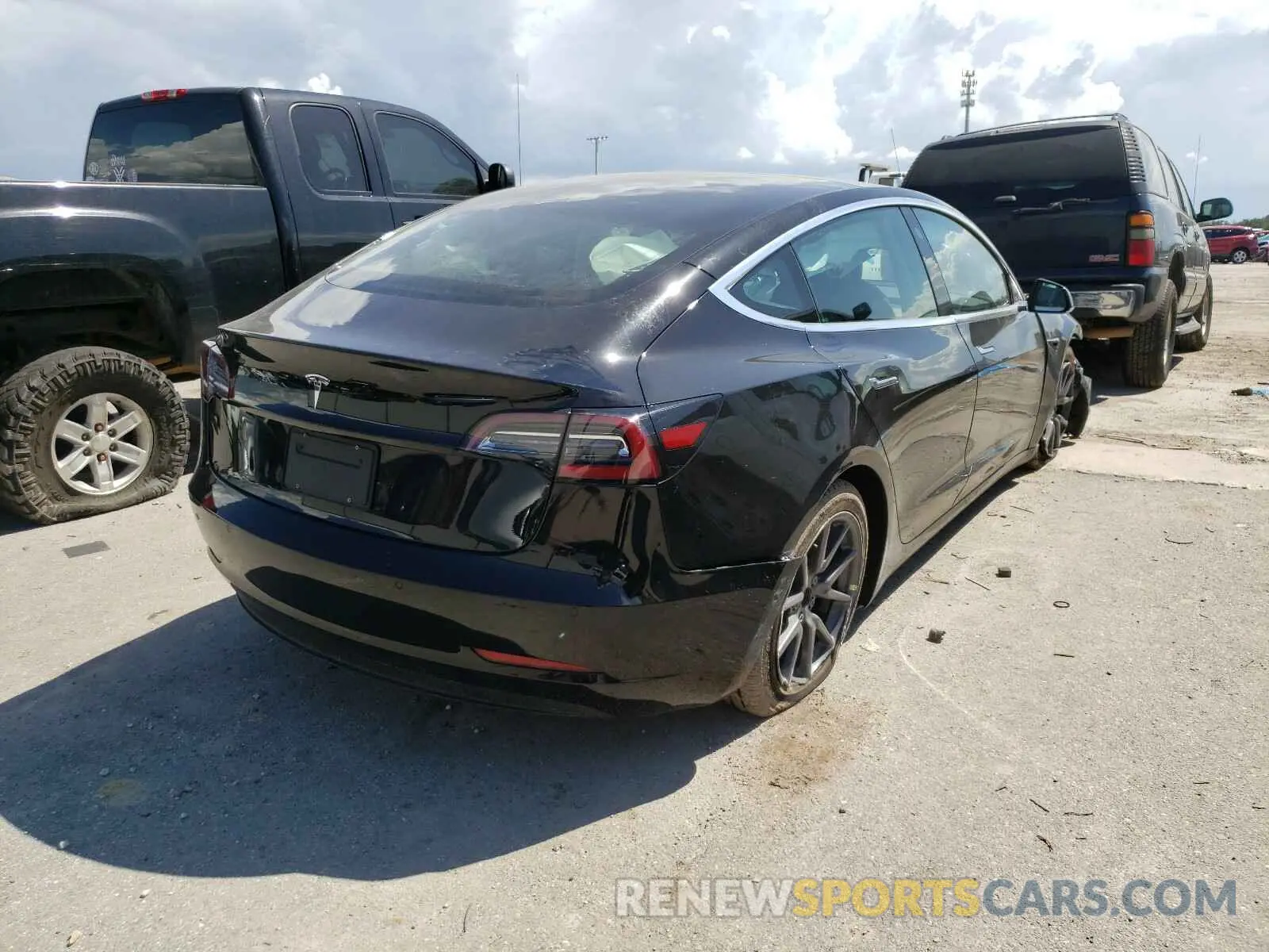 4 Photograph of a damaged car 5YJ3E1EA1KF317053 TESLA MODEL 3 2019