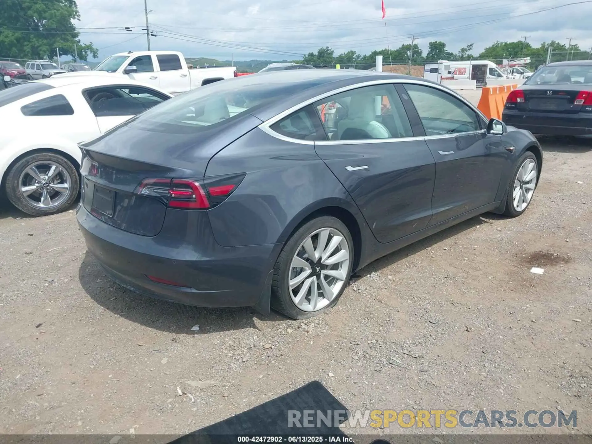 4 Фотография поврежденного автомобиля 5YJ3E1EA7KF529830 TESLA MODEL 3 2019