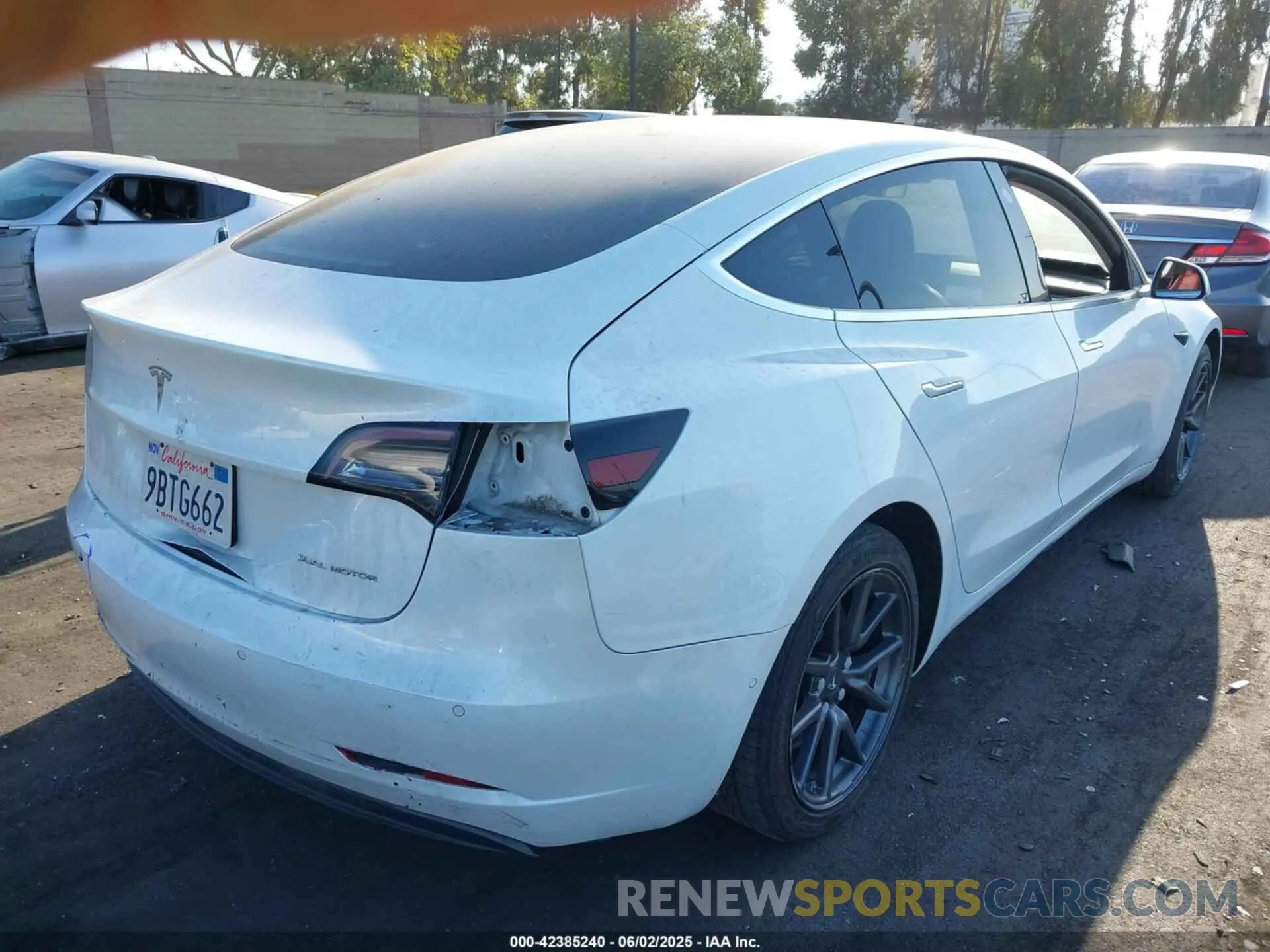 4 Photograph of a damaged car 5YJ3E1EB5KF213576 TESLA MODEL 3 2019