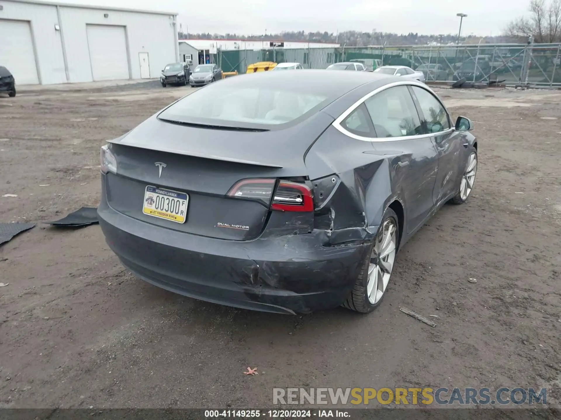 4 Фотография поврежденного автомобиля 5YJ3E1EB5KF533660 TESLA MODEL 3 2019