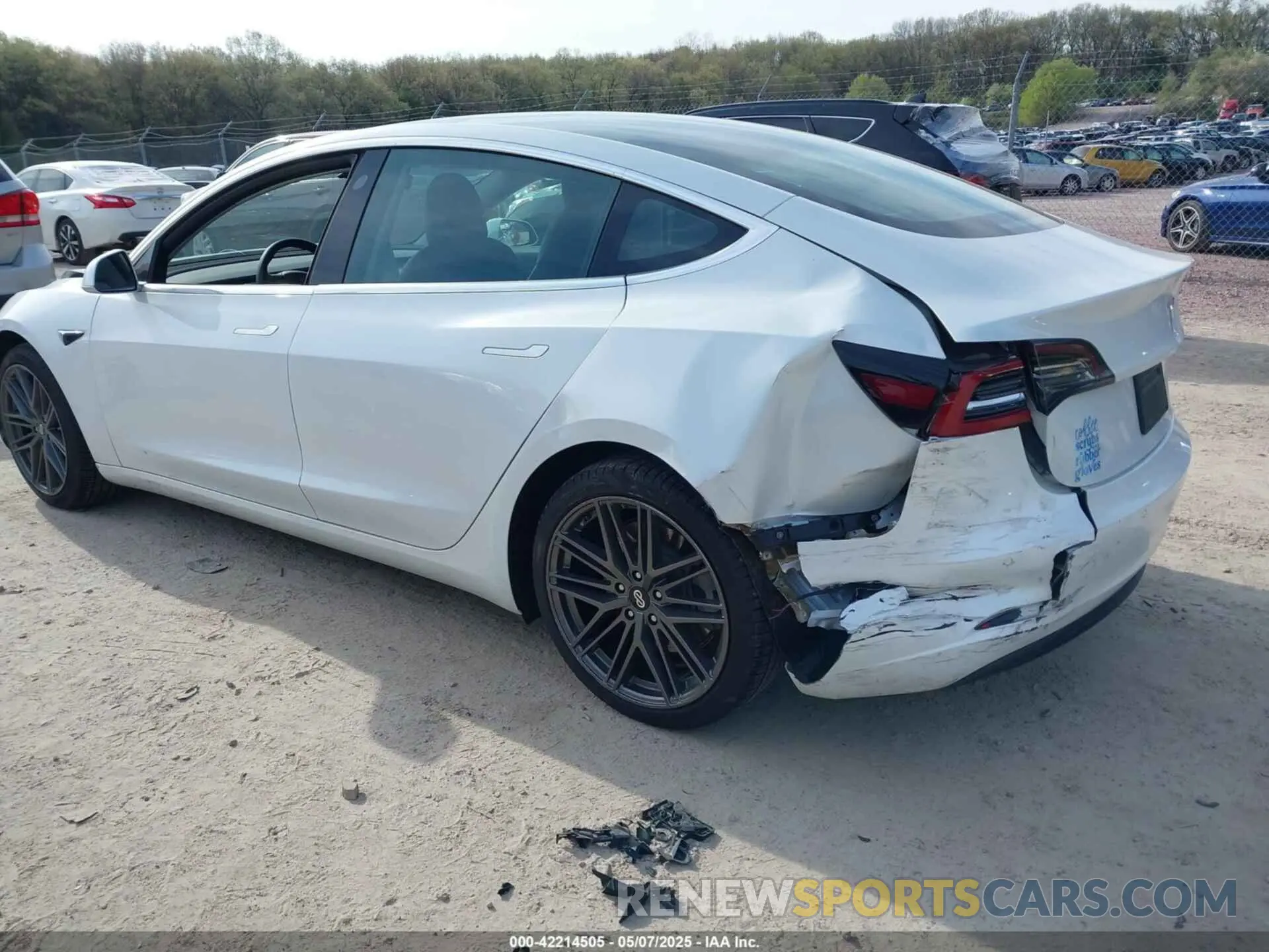 3 Photograph of a damaged car 5YJ3E1EAXLF738061 TESLA MODEL 3 2020