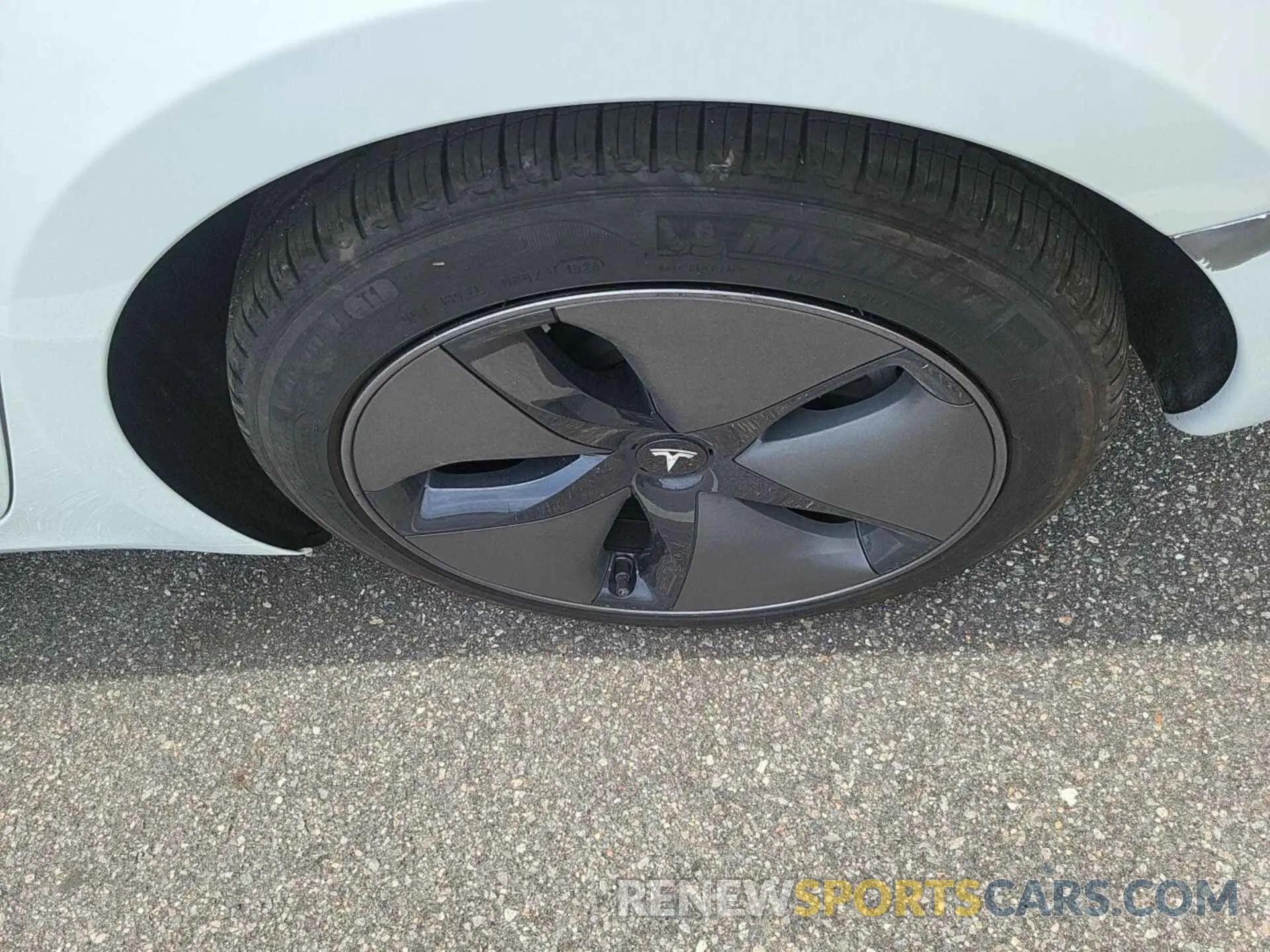 29 Photograph of a damaged car 5YJ3E1EB4LF637784 TESLA MODEL 3 2020