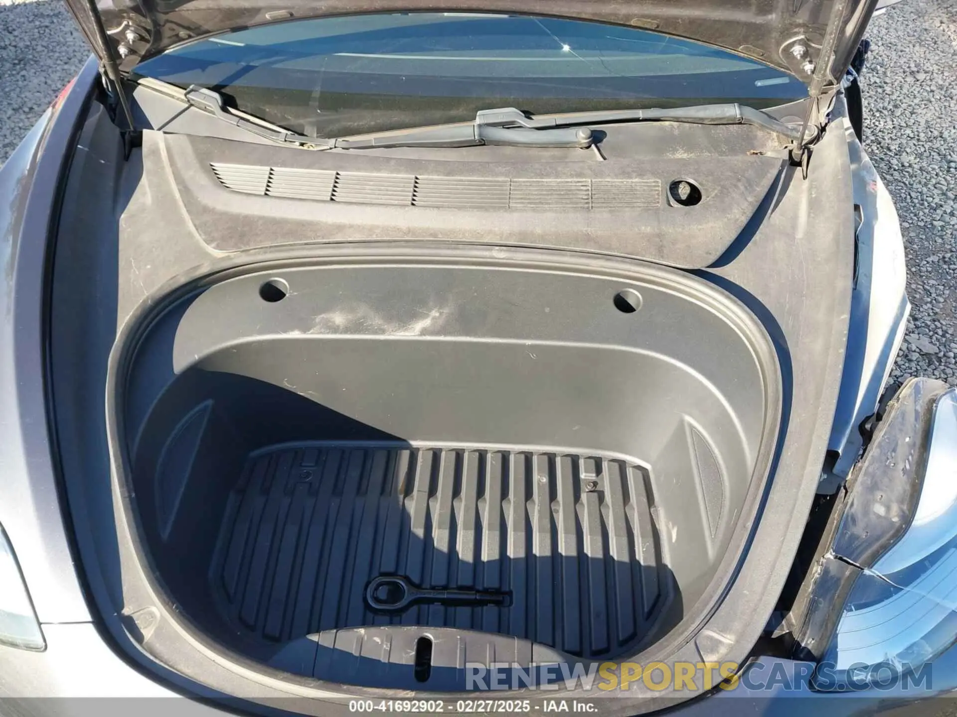 10 Photograph of a damaged car 5YJ3E1EB6LF647510 TESLA MODEL 3 2020