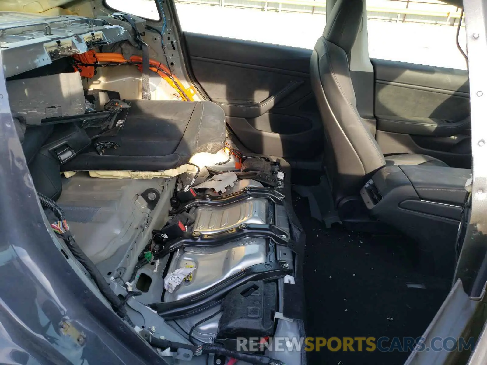 6 Photograph of a damaged car 5YJ3E1EB8LF646374 TESLA MODEL 3 2020