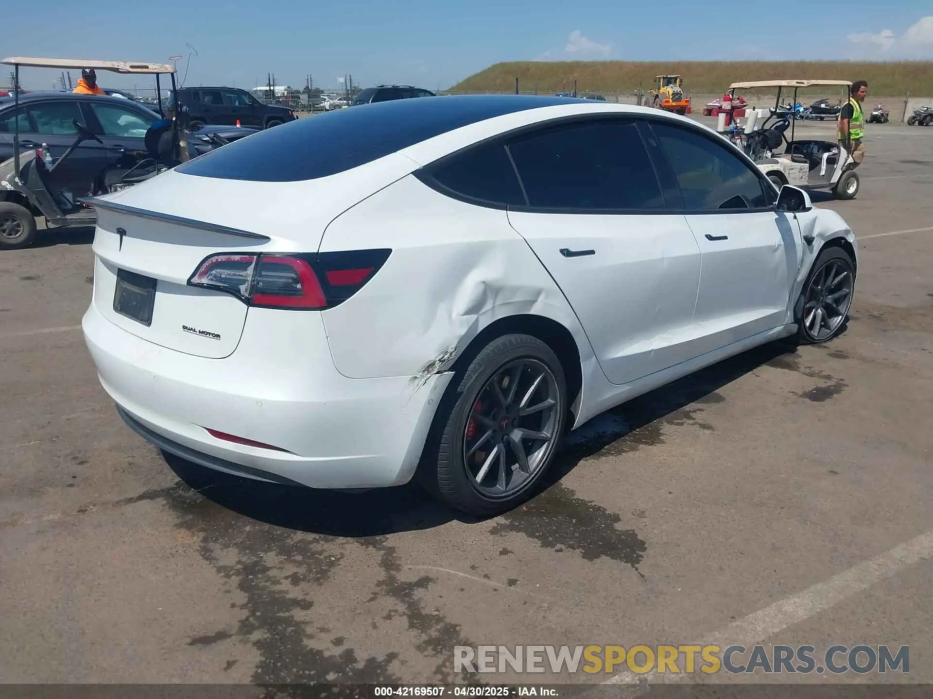 4 Фотография поврежденного автомобиля 5YJ3E1EC2LF601990 TESLA MODEL 3 2020