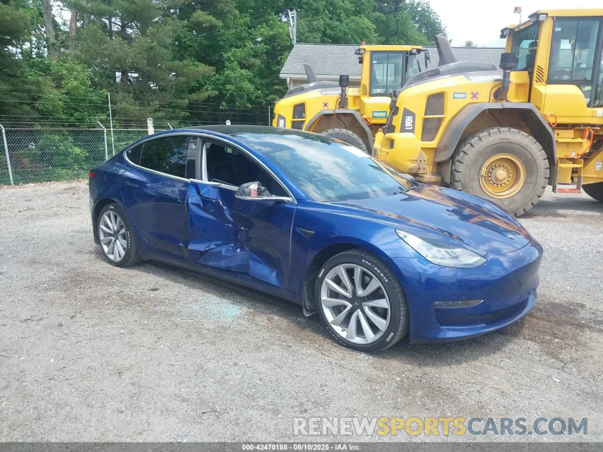 1 Photograph of a damaged car 5YJ3E1EC8LF586881 TESLA MODEL 3 2020