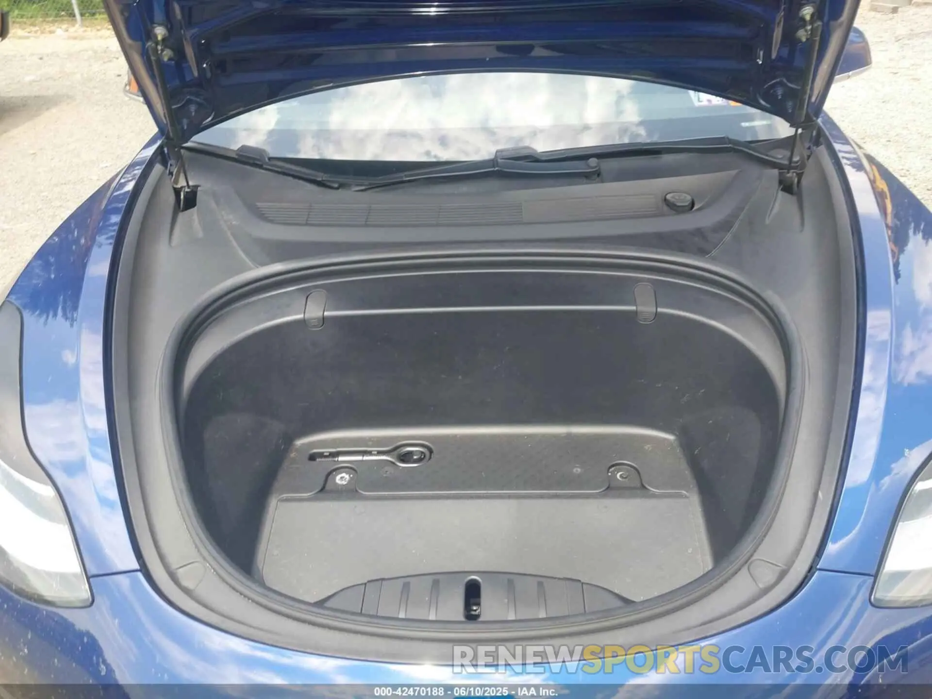 10 Photograph of a damaged car 5YJ3E1EC8LF586881 TESLA MODEL 3 2020