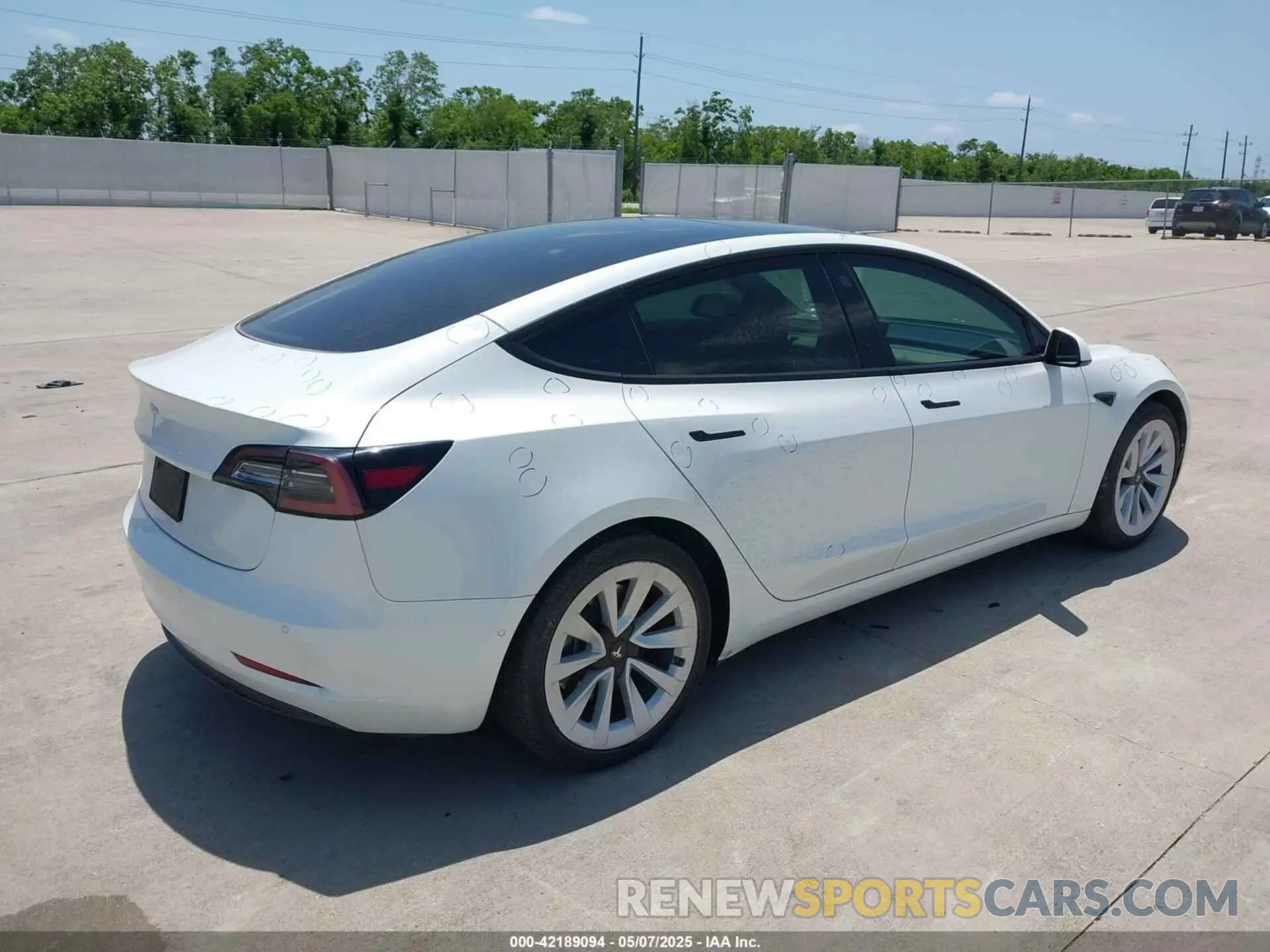 4 Photograph of a damaged car 5YJ3E1EA2MF020585 TESLA MODEL 3 2021