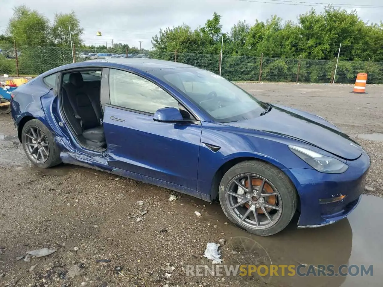 4 Photograph of a damaged car 5YJ3E1EB1MF063971 TESLA MODEL 3 2021