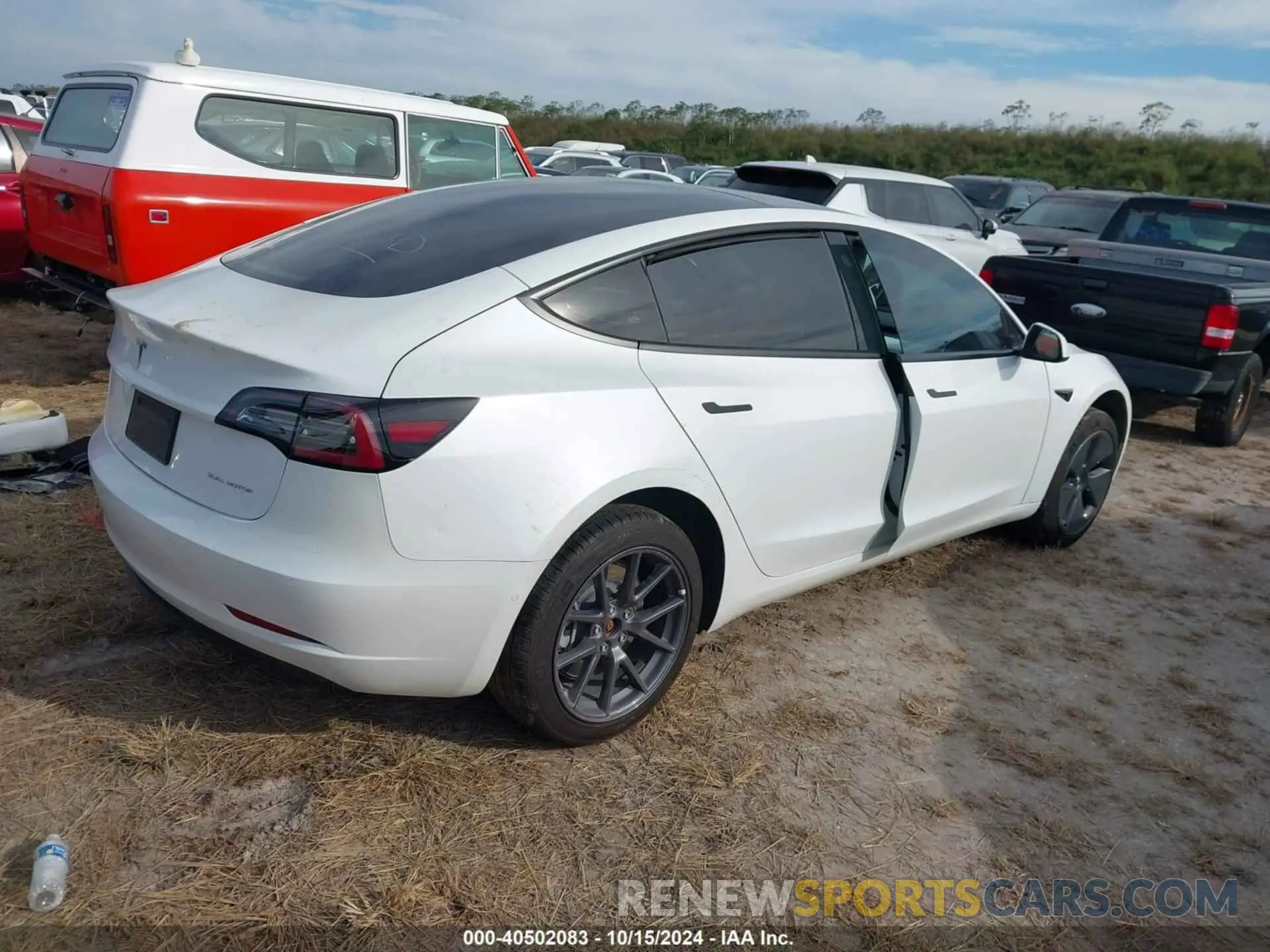 4 Photograph of a damaged car 5YJ3E1EB1MF094332 TESLA MODEL 3 2021