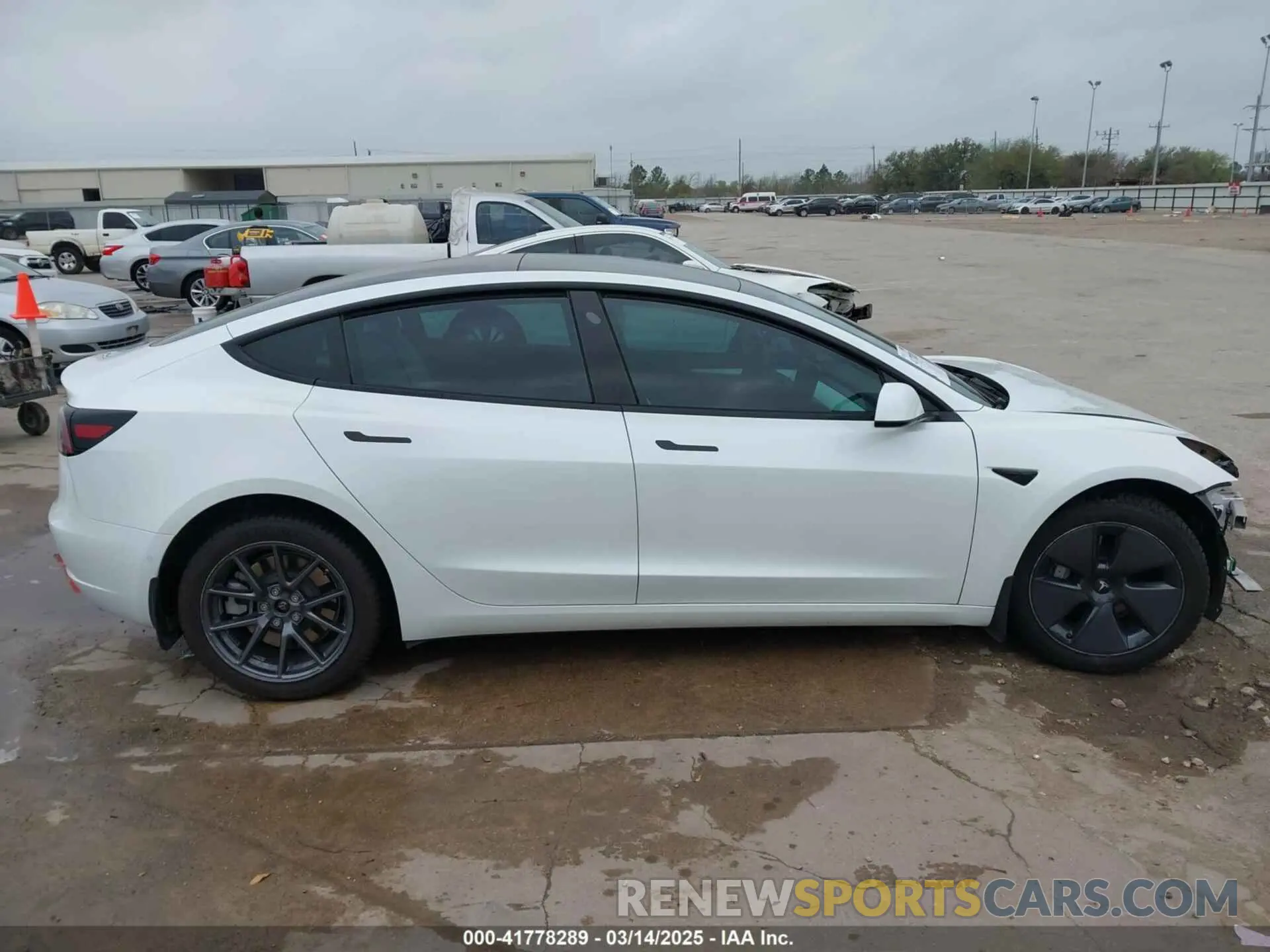 14 Photograph of a damaged car 5YJ3E1EB3MF059713 TESLA MODEL 3 2021