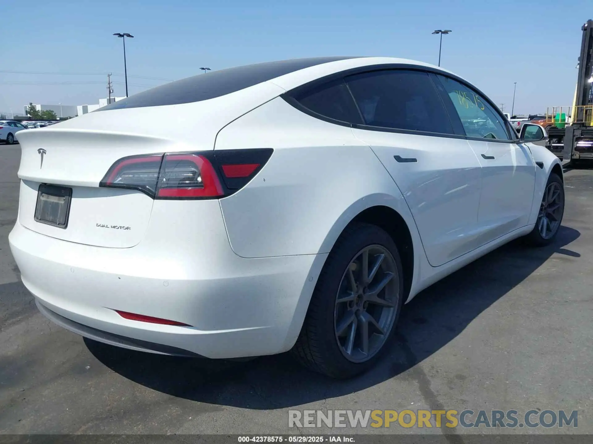 4 Photograph of a damaged car 5YJ3E1EB7MF072609 TESLA MODEL 3 2021