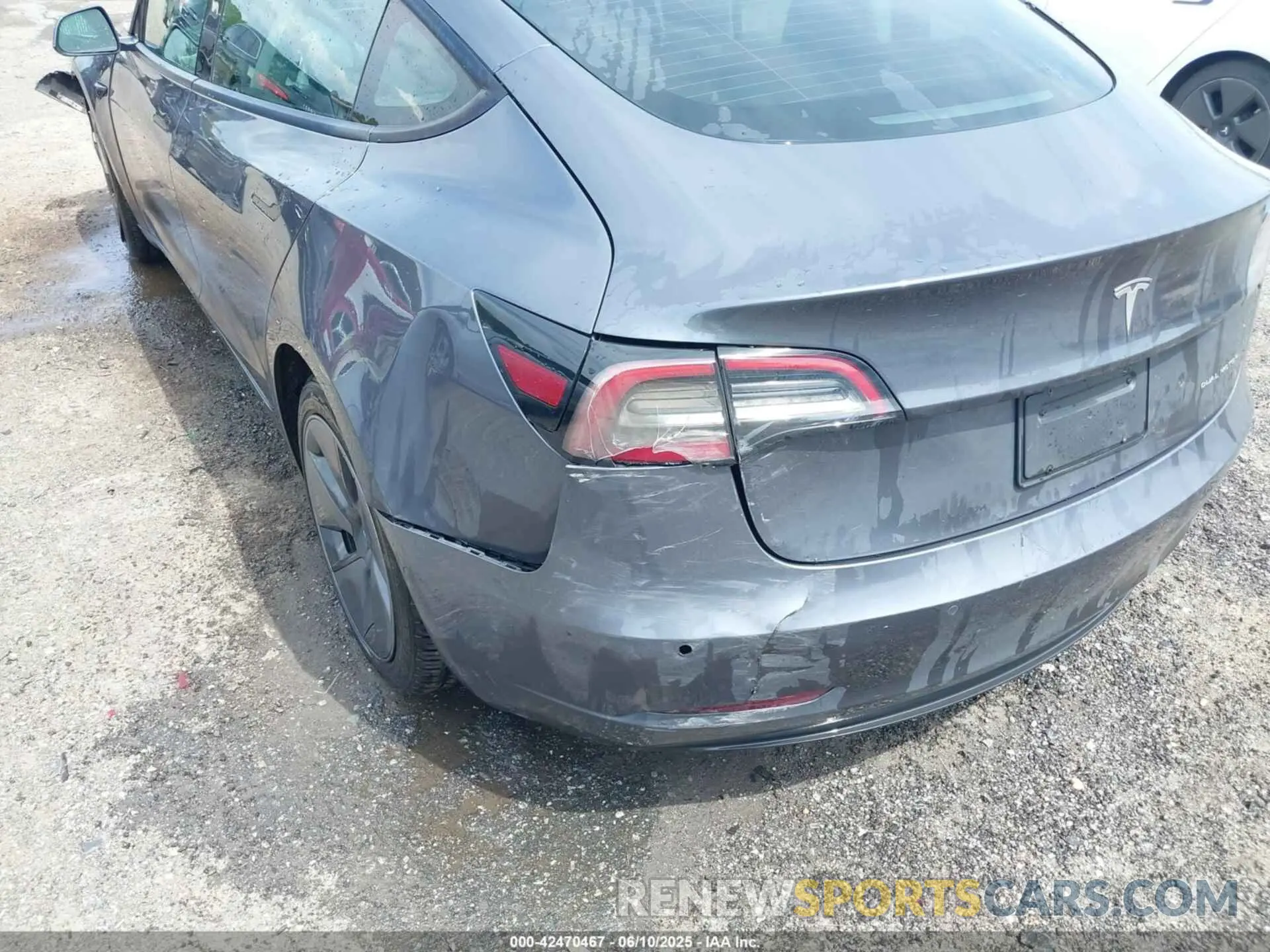 19 Photograph of a damaged car 5YJ3E1EB9MF924698 TESLA MODEL 3 2021