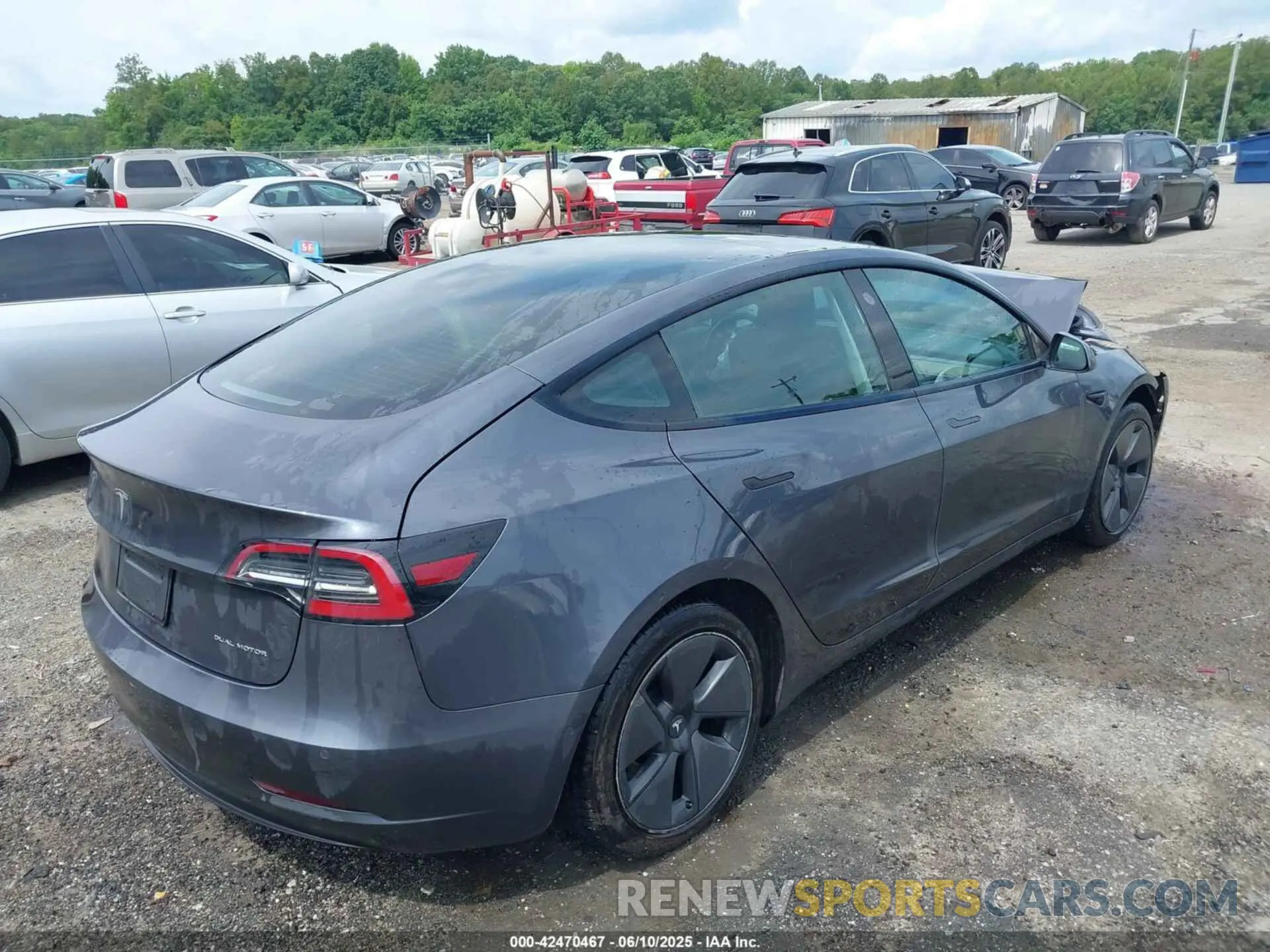 4 Photograph of a damaged car 5YJ3E1EB9MF924698 TESLA MODEL 3 2021