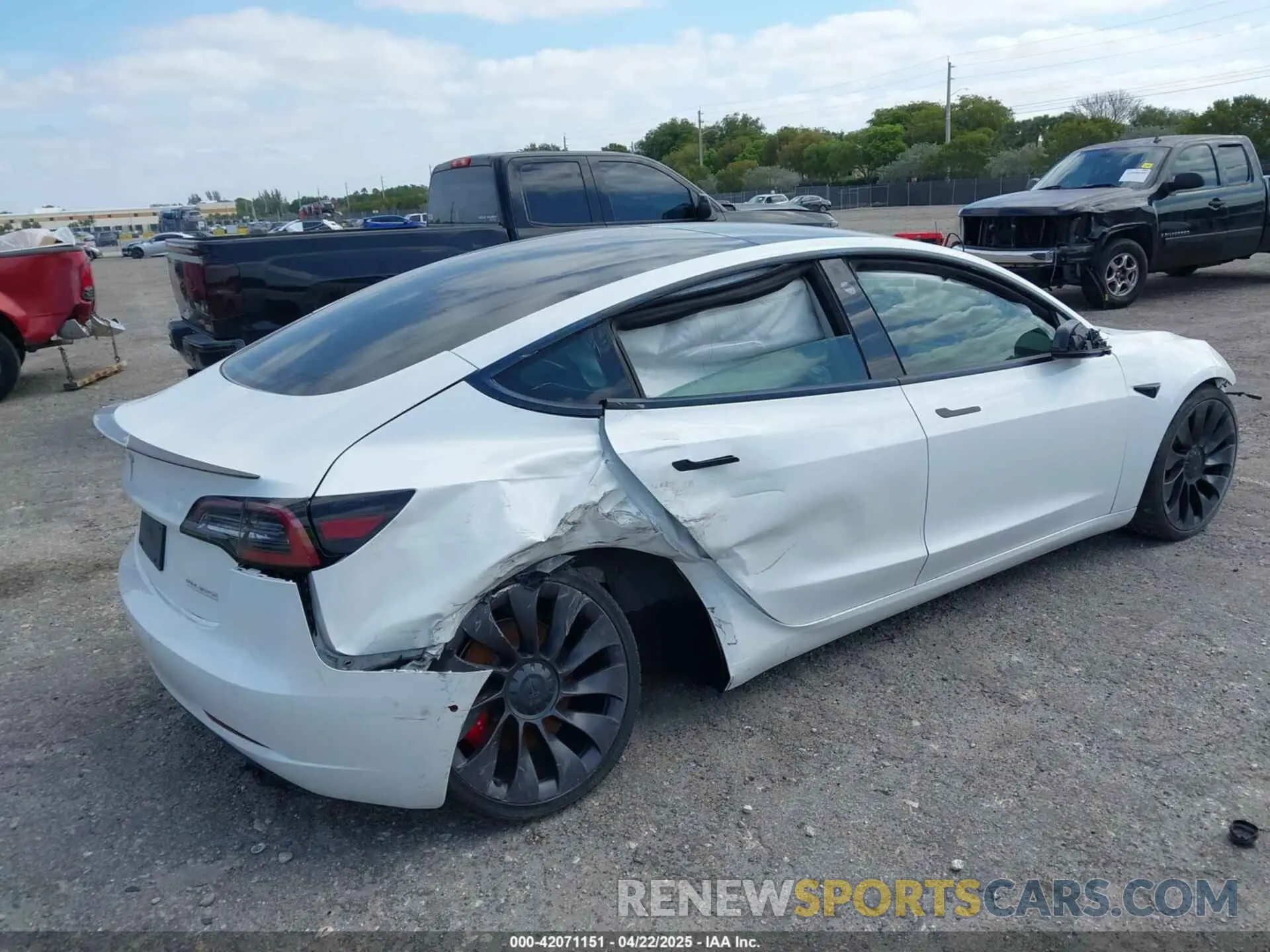 4 Photograph of a damaged car 5YJ3E1EC5MF984891 TESLA MODEL 3 2021