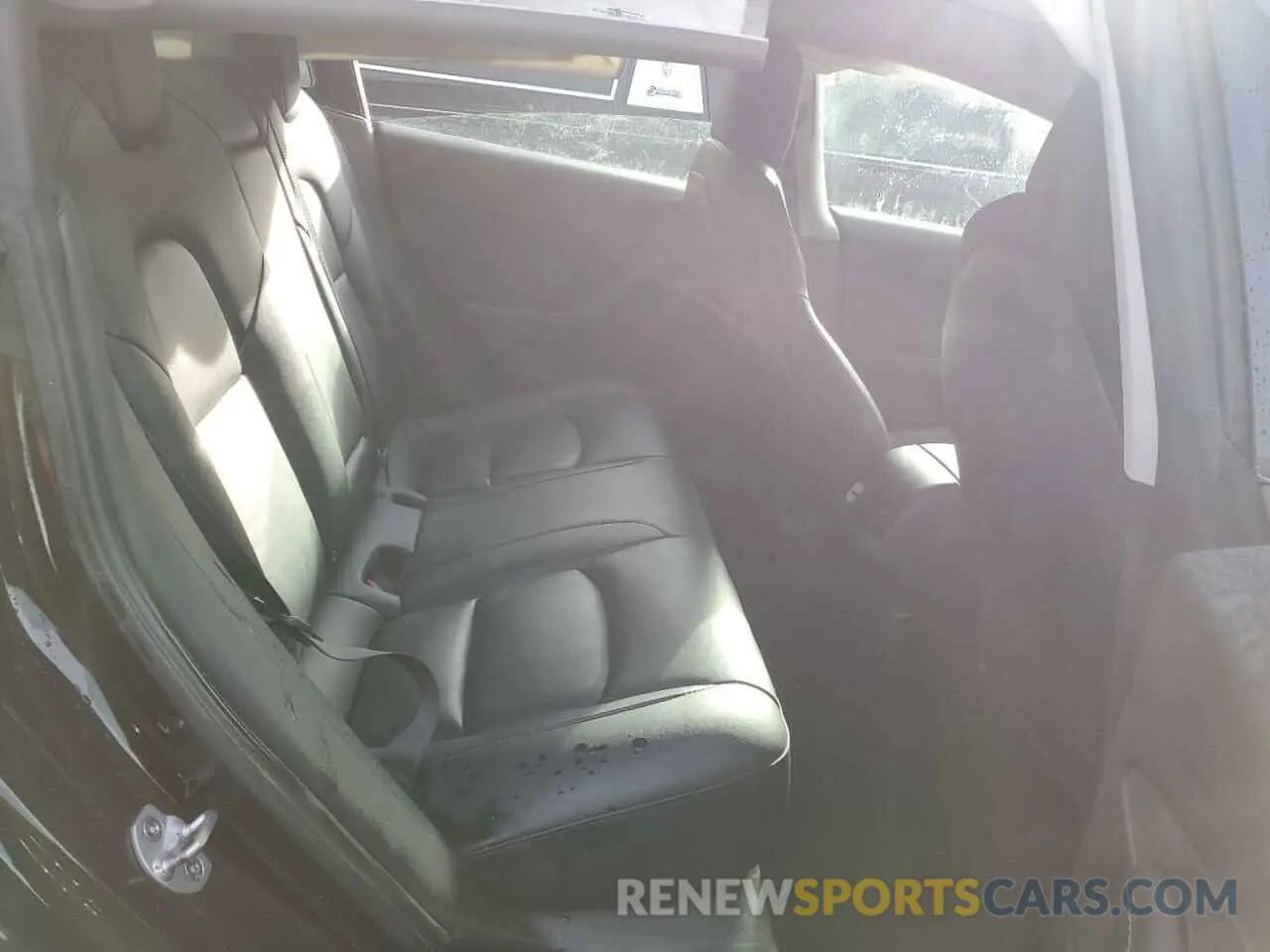 10 Photograph of a damaged car 5YJ3E1EA0NF370556 TESLA MODEL 3 2022