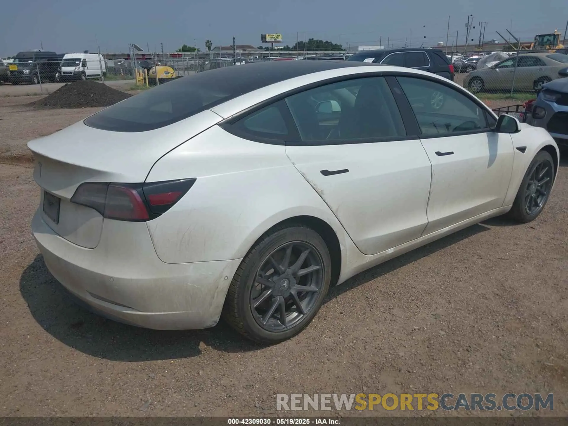 4 Photograph of a damaged car 5YJ3E1EA1NF102485 TESLA MODEL 3 2022