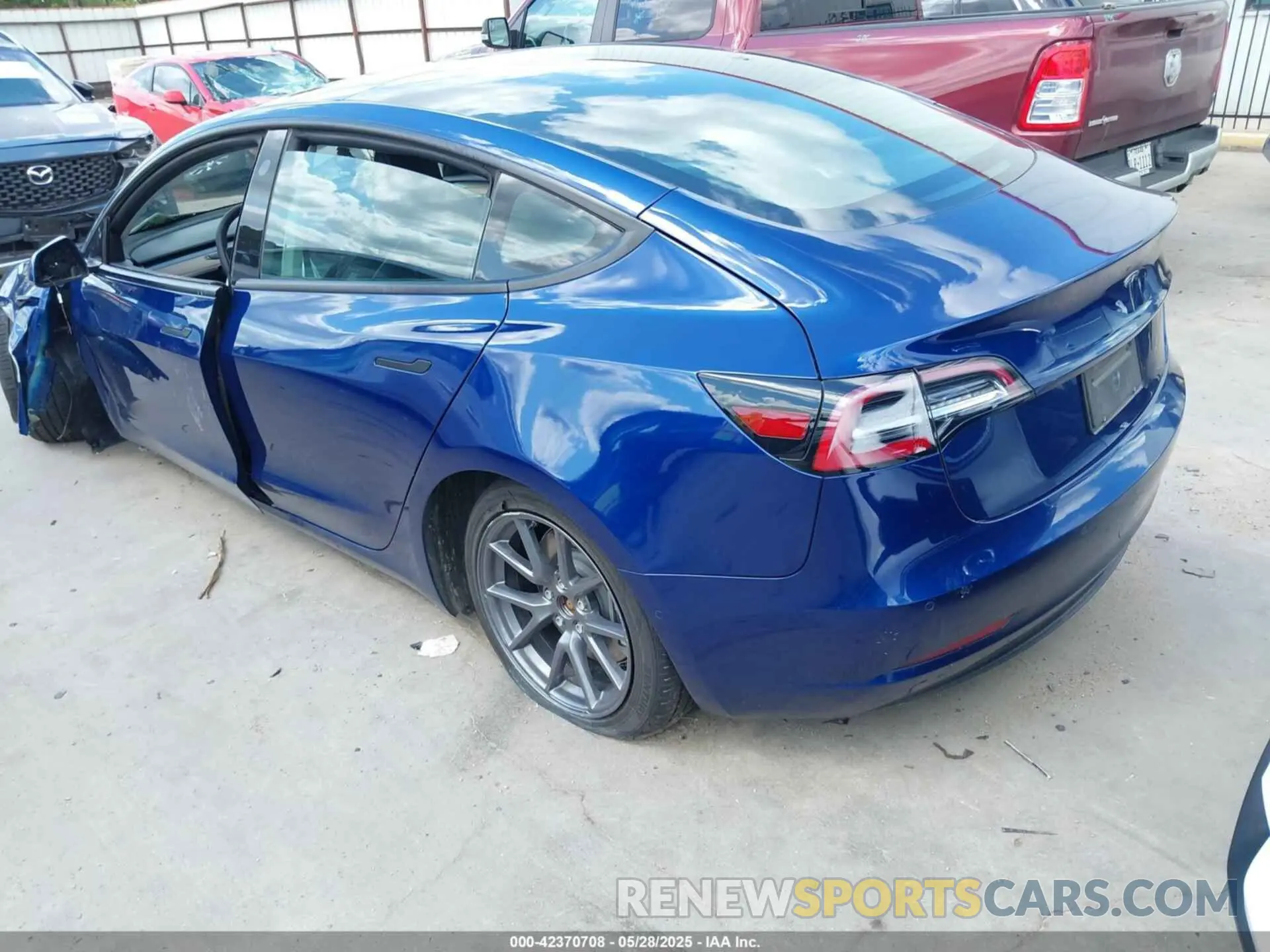 3 Photograph of a damaged car 5YJ3E1EA1NF113535 TESLA MODEL 3 2022