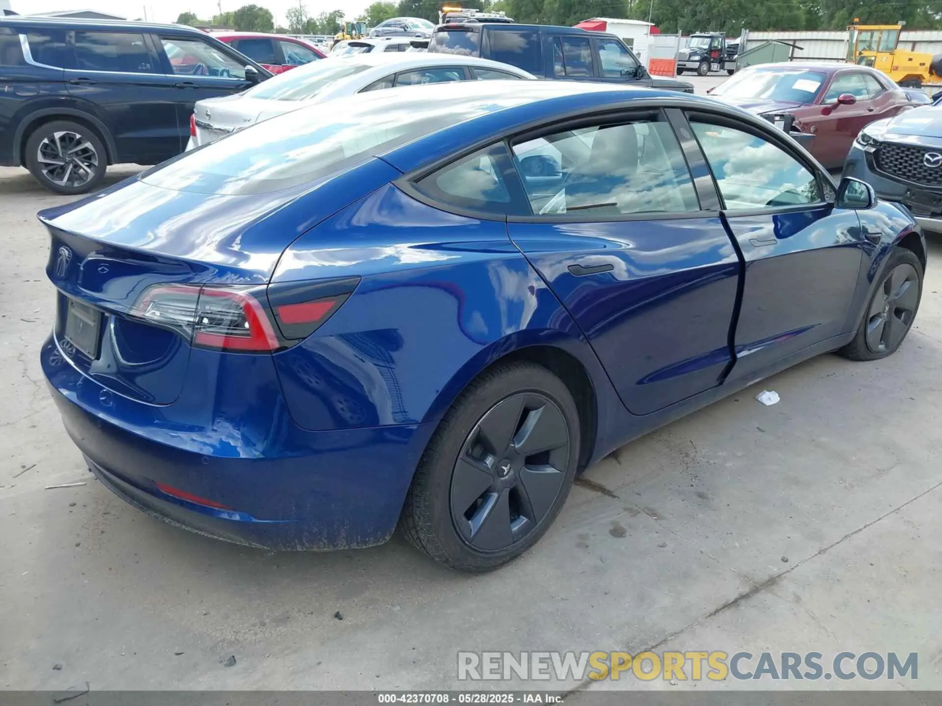 4 Photograph of a damaged car 5YJ3E1EA1NF113535 TESLA MODEL 3 2022