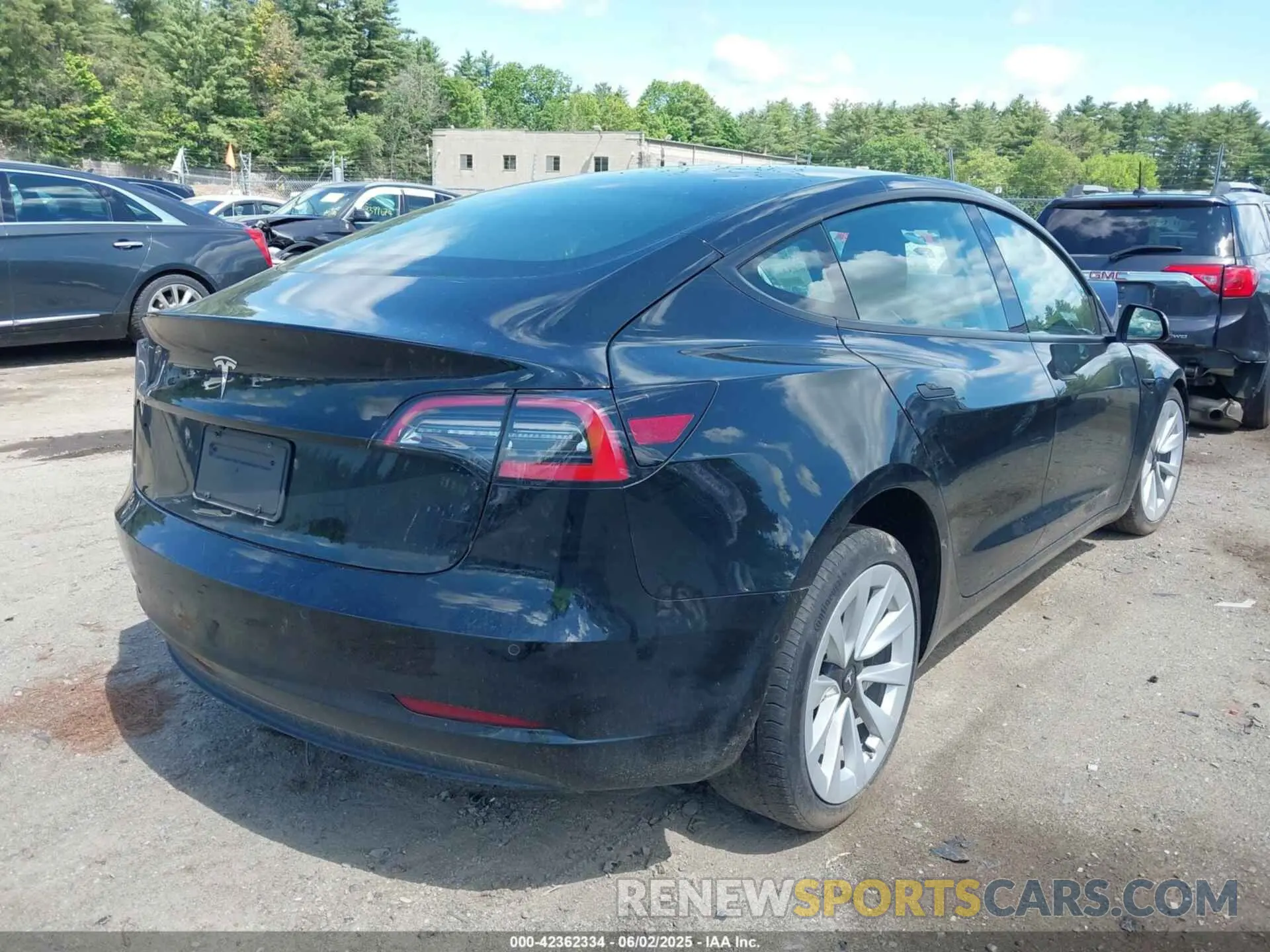 4 Photograph of a damaged car 5YJ3E1EA2NF352883 TESLA MODEL 3 2022