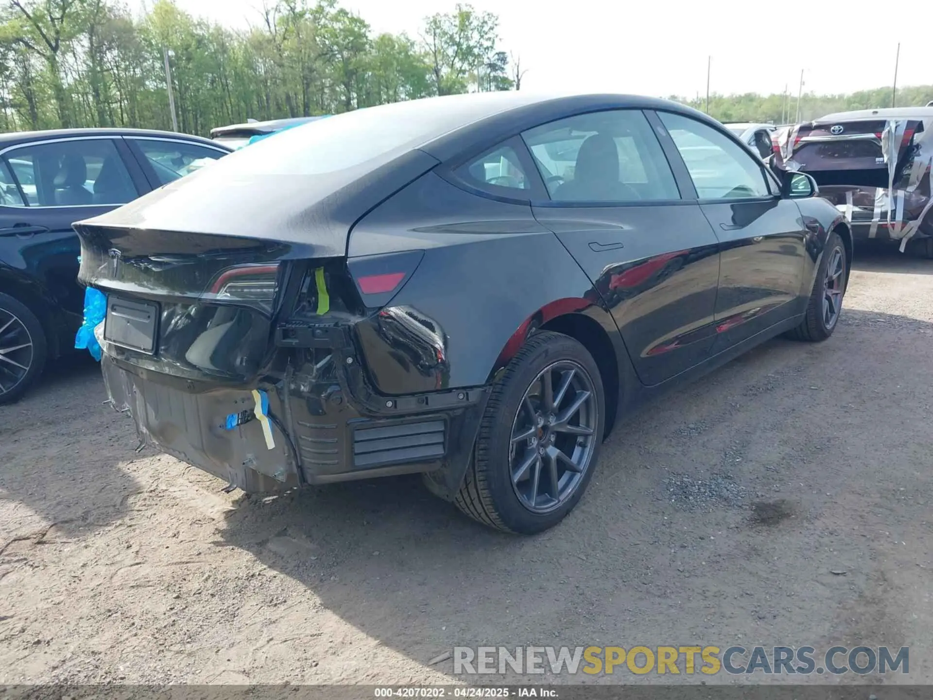 4 Photograph of a damaged car 5YJ3E1EA5NF102196 TESLA MODEL 3 2022