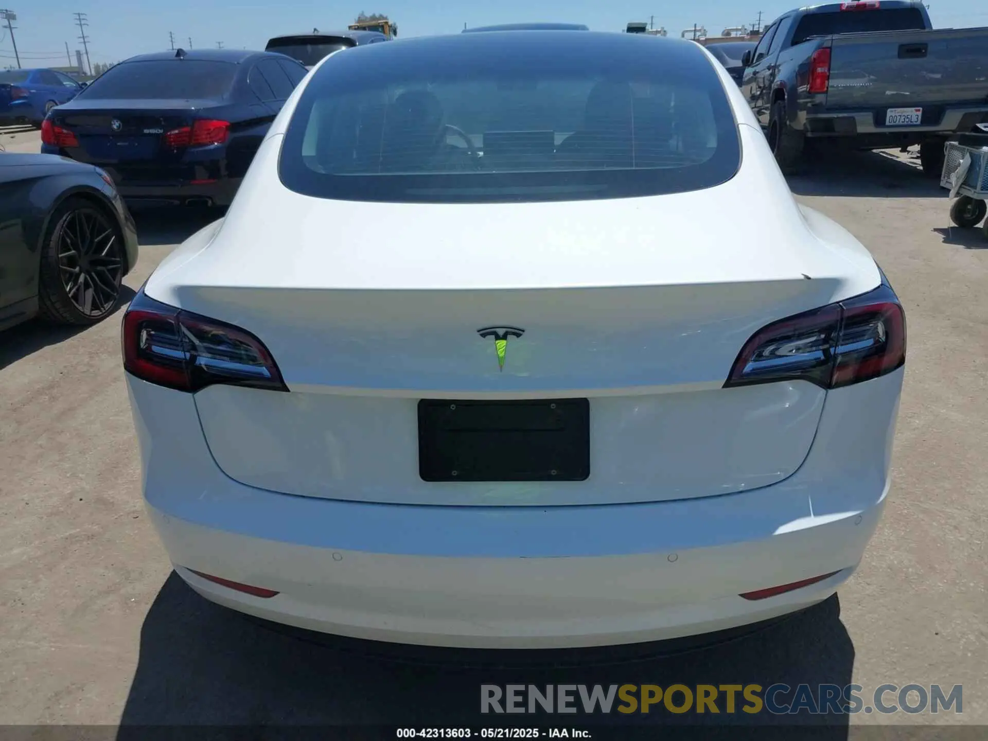 17 Photograph of a damaged car 5YJ3E1EA6NF376605 TESLA MODEL 3 2022