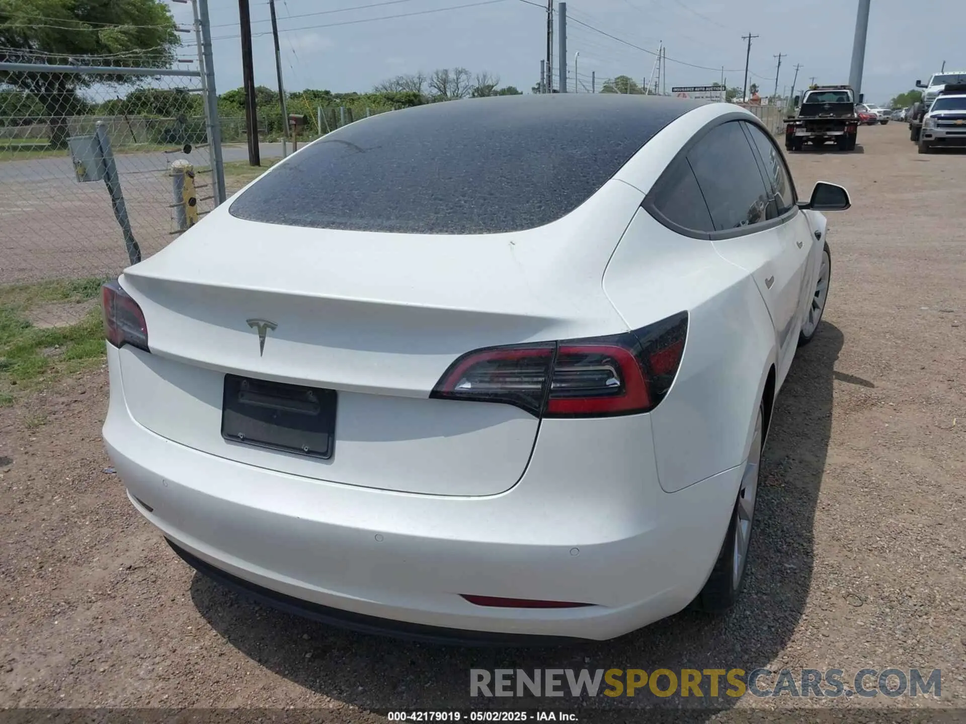 4 Photograph of a damaged car 5YJ3E1EA7NF338526 TESLA MODEL 3 2022