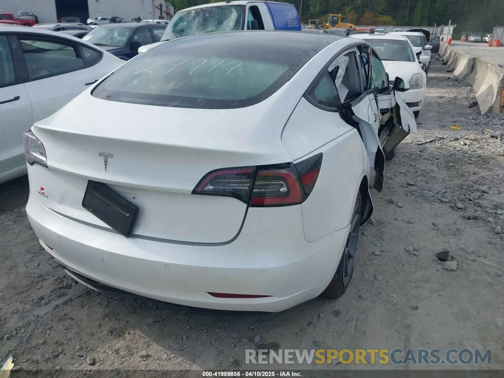 4 Photograph of a damaged car 5YJ3E1EA9NF124914 TESLA MODEL 3 2022