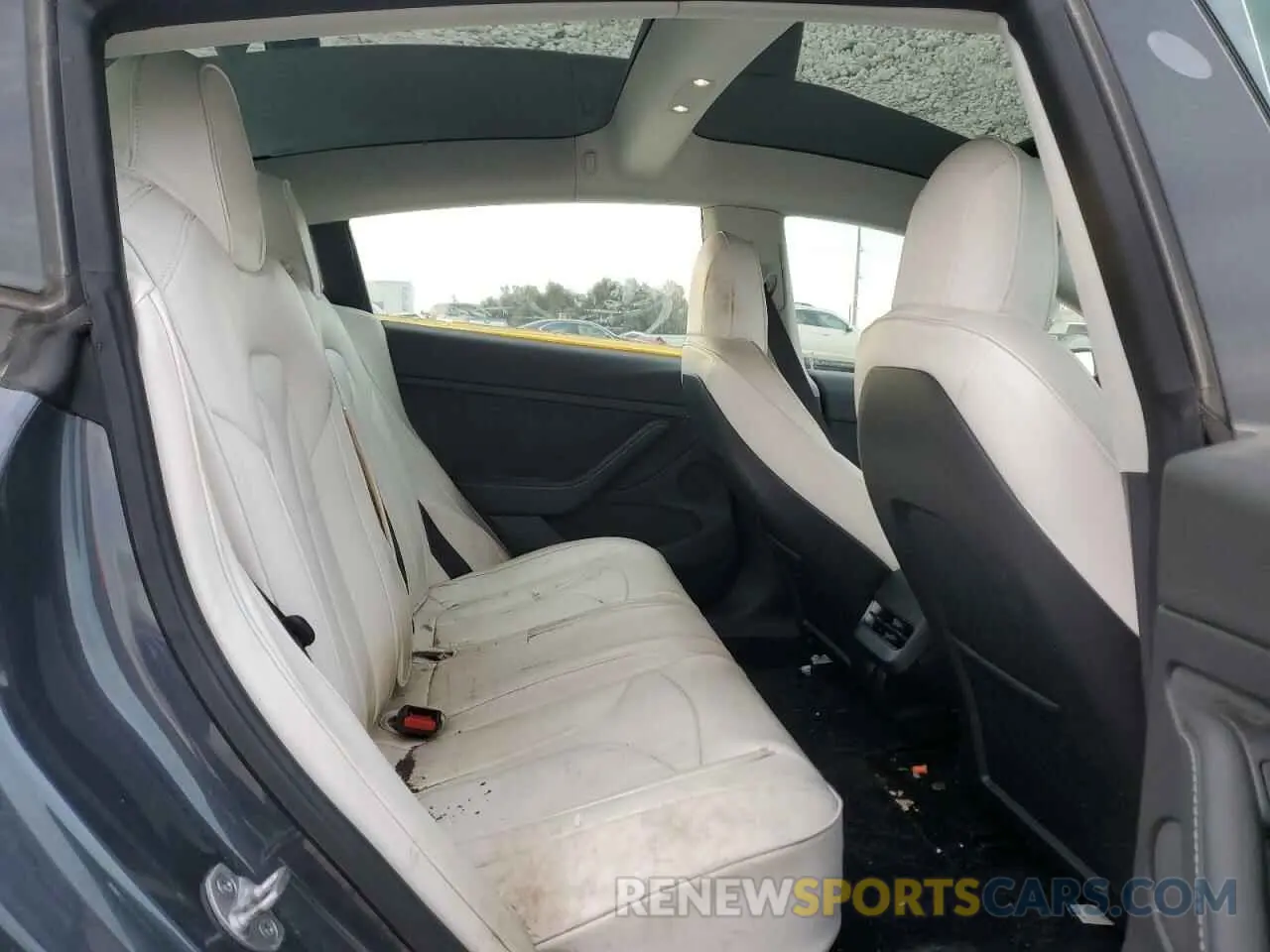 11 Photograph of a damaged car 5YJ3E1EB0NF269249 TESLA MODEL 3 2022
